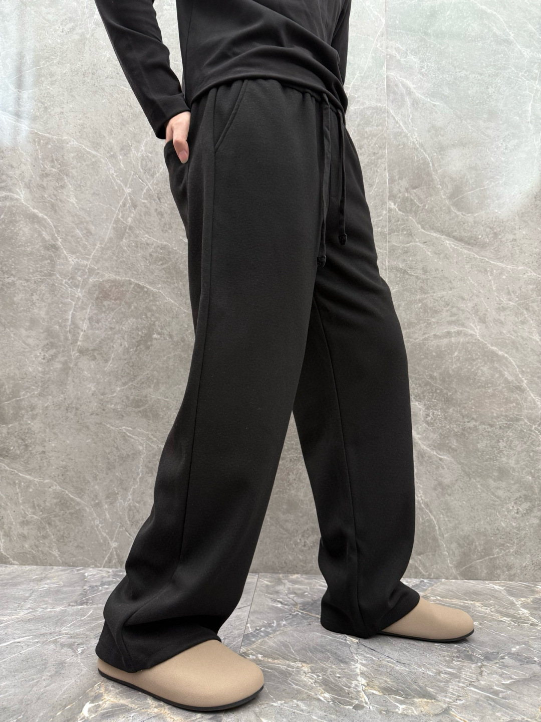 lP🆕🌈🌈新款羊毛休闲裤，采用羊毛面料打造，舒适保暖轻肤软糯，非常有垂感不显臃肿。前面皮标设计，五金细节