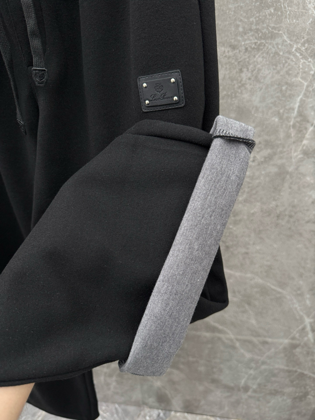 lP🆕🌈🌈新款羊毛休闲裤，采用羊毛面料打造，舒适保暖轻肤软糯，非常有垂感不显臃肿。前面皮标设计，五金细节