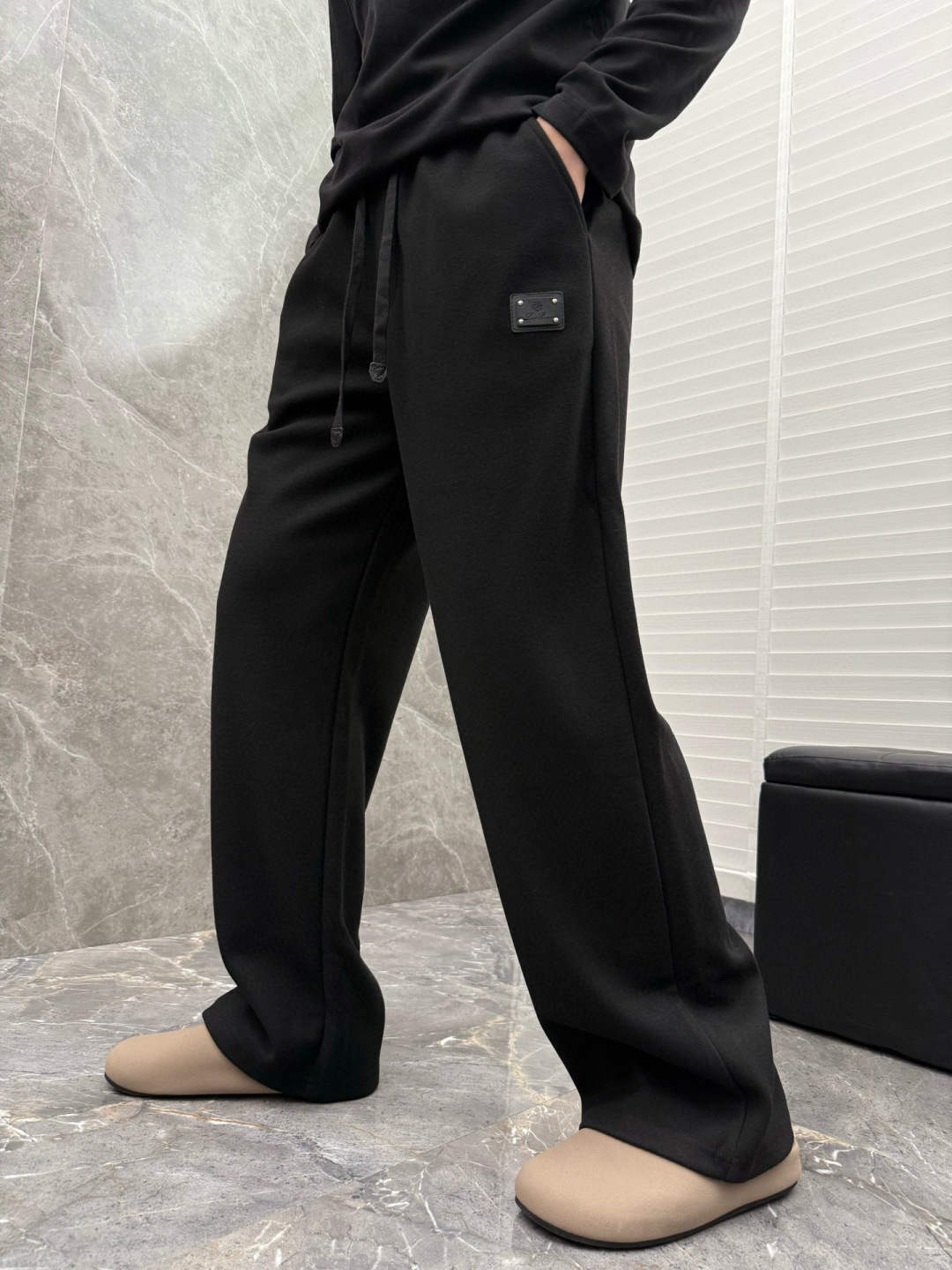 lP🆕🌈🌈新款羊毛休闲裤，采用羊毛面料打造，舒适保暖轻肤软糯，非常有垂感不显臃肿。前面皮标设计，五金细节