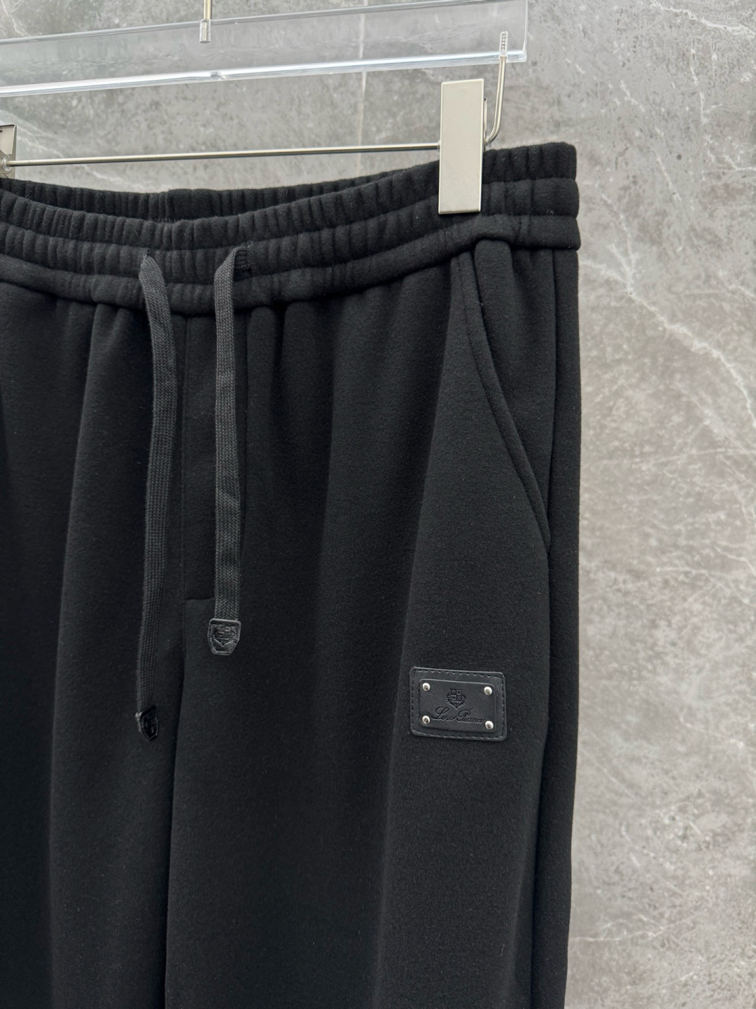 lP🆕🌈🌈新款羊毛休闲裤，采用羊毛面料打造，舒适保暖轻肤软糯，非常有垂感不显臃肿。前面皮标设计，五金细节