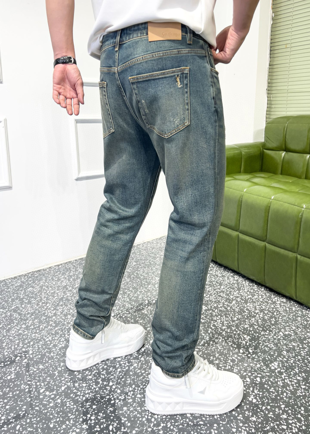 品牌：YSL季度：2025秋冬 颜色：蓝色尺码：29—36码版型：修身直脚版 牛仔裤成分：99.5%棉 