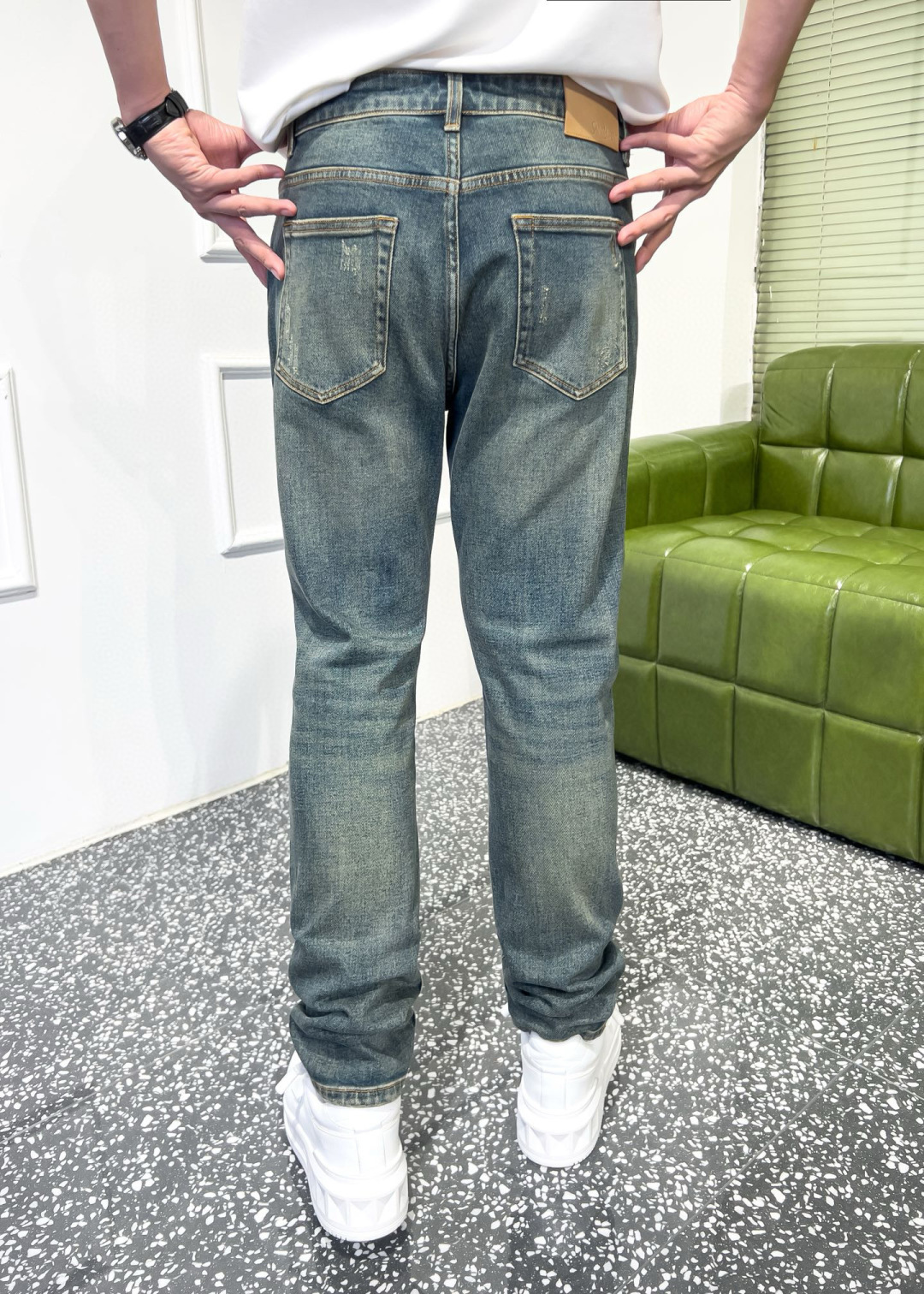 品牌：YSL季度：2025秋冬 颜色：蓝色尺码：29—36码版型：修身直脚版 牛仔裤成分：99.5%棉 