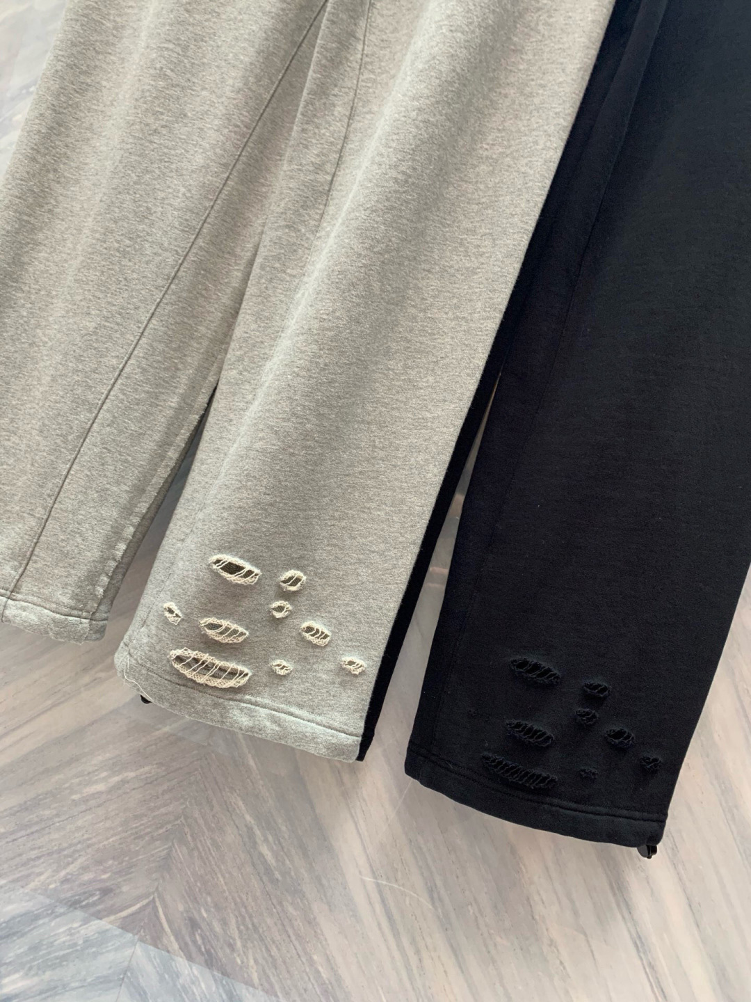 2025春夏柜台同步销售，这款亚历山大王直筒休闲运动卫裤，完美融合了时尚与舒适，是日常穿搭的理想选择，采