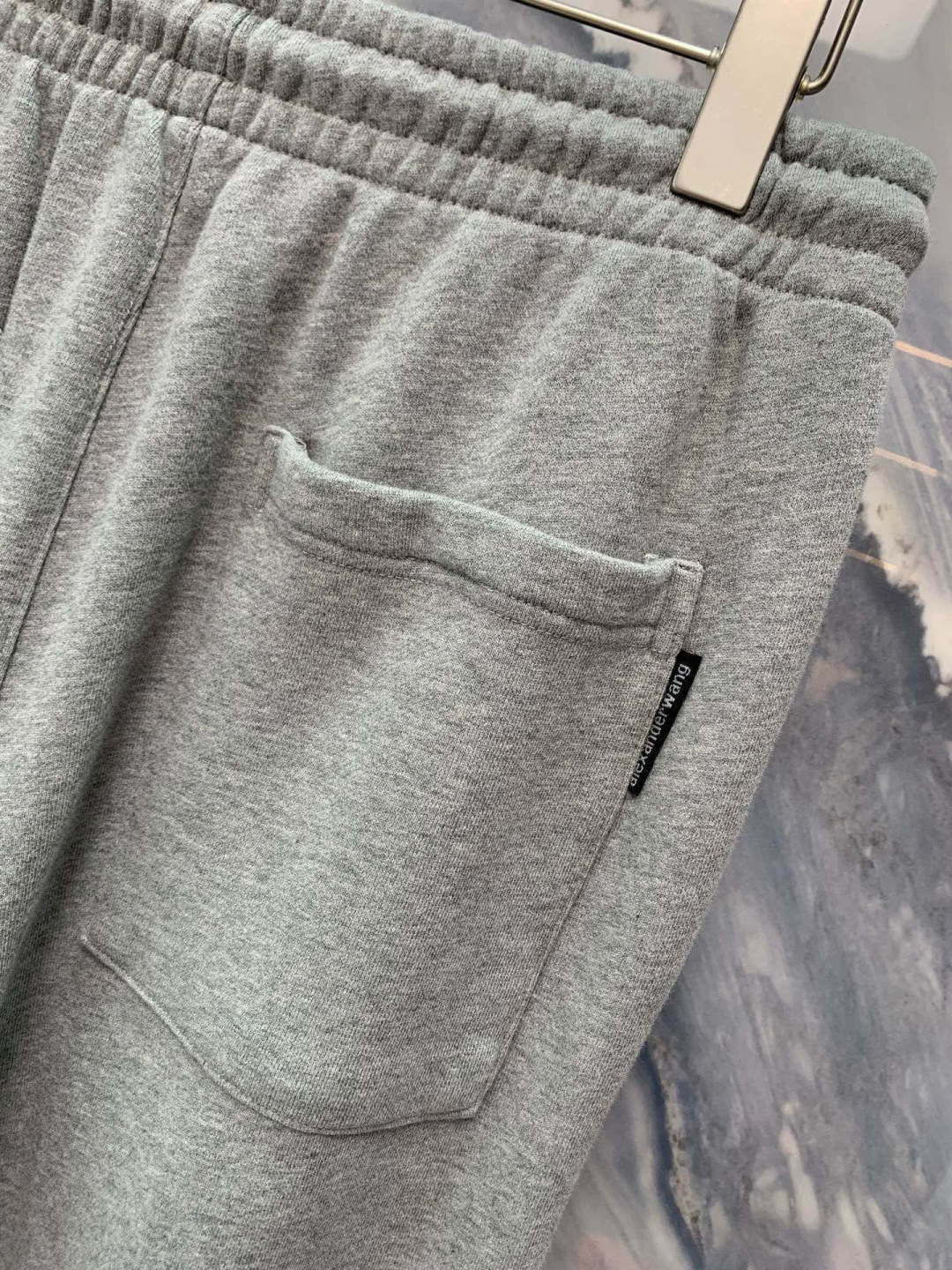 2025春夏柜台同步销售，这款亚历山大王直筒休闲运动卫裤，完美融合了时尚与舒适，是日常穿搭的理想选择，采