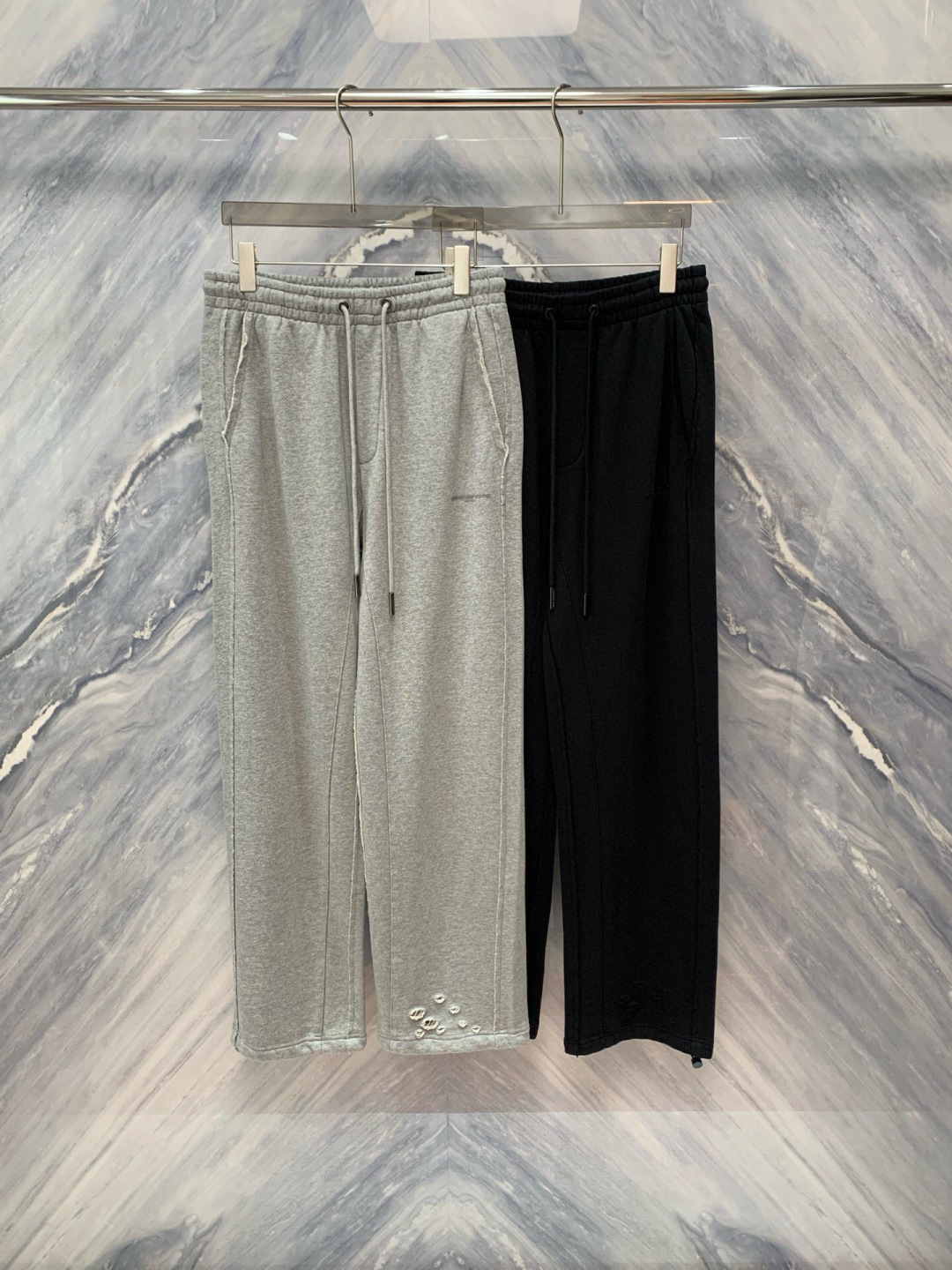 2025春夏柜台同步销售，这款亚历山大王直筒休闲运动卫裤，完美融合了时尚与舒适，是日常穿搭的理想选择，采