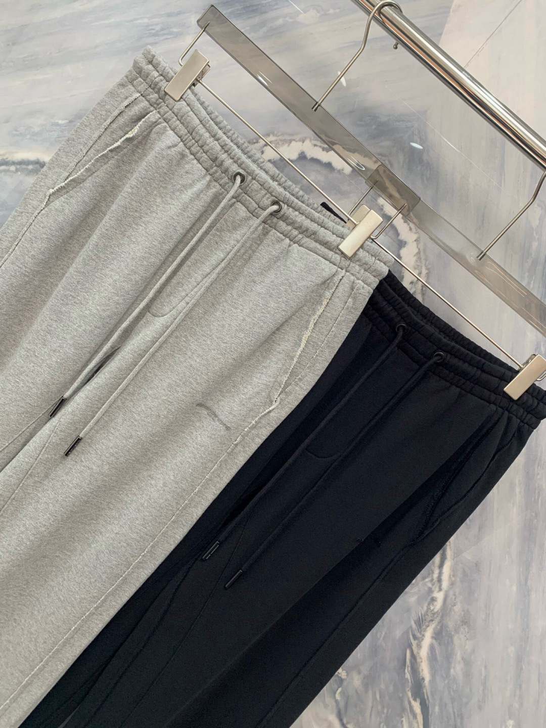 2025春夏柜台同步销售，这款亚历山大王直筒休闲运动卫裤，完美融合了时尚与舒适，是日常穿搭的理想选择，采