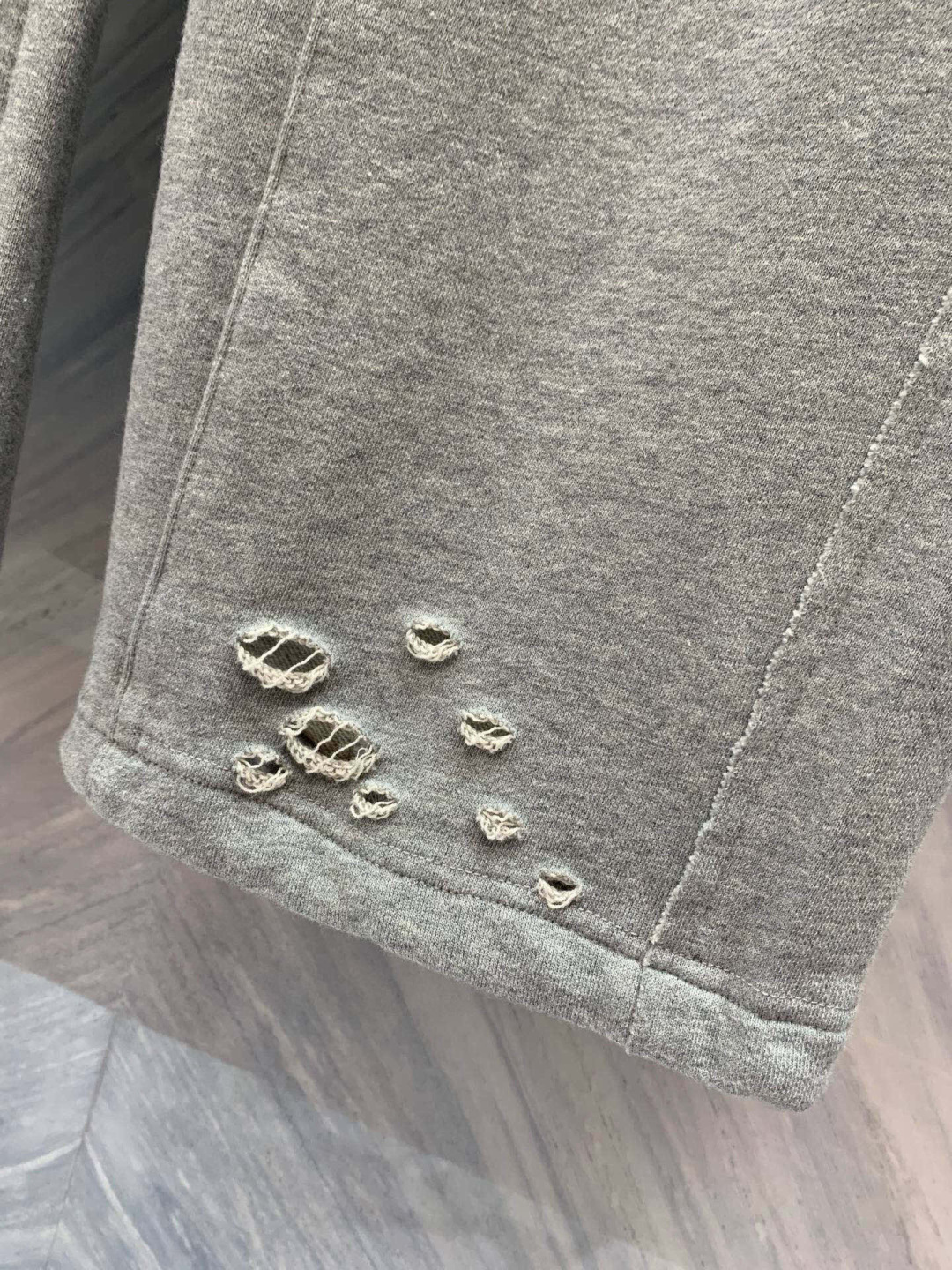 2025春夏柜台同步销售，这款亚历山大王直筒休闲运动卫裤，完美融合了时尚与舒适，是日常穿搭的理想选择，采