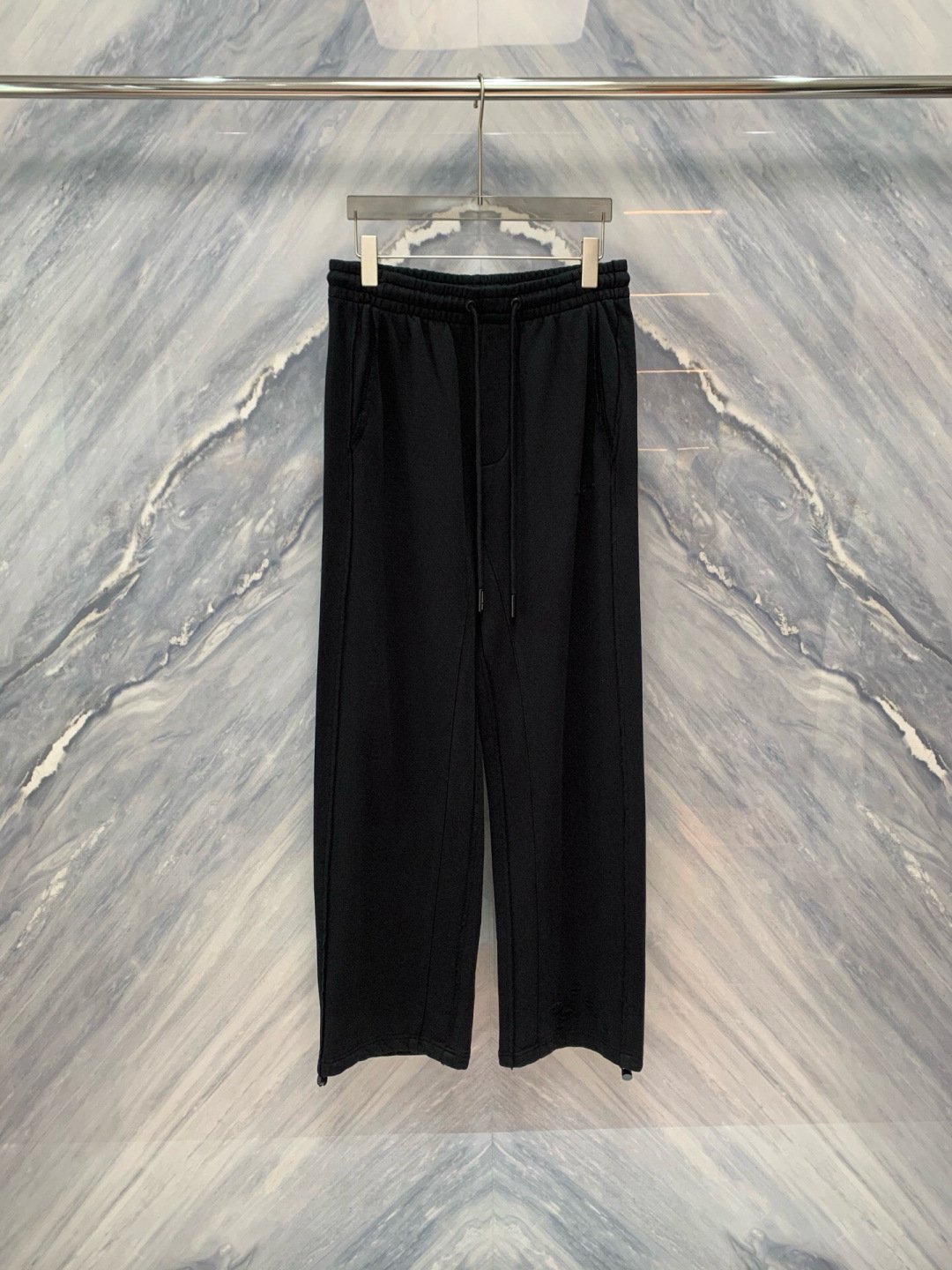 2025春夏柜台同步销售，这款亚历山大王直筒休闲运动卫裤，完美融合了时尚与舒适，是日常穿搭的理想选择，采