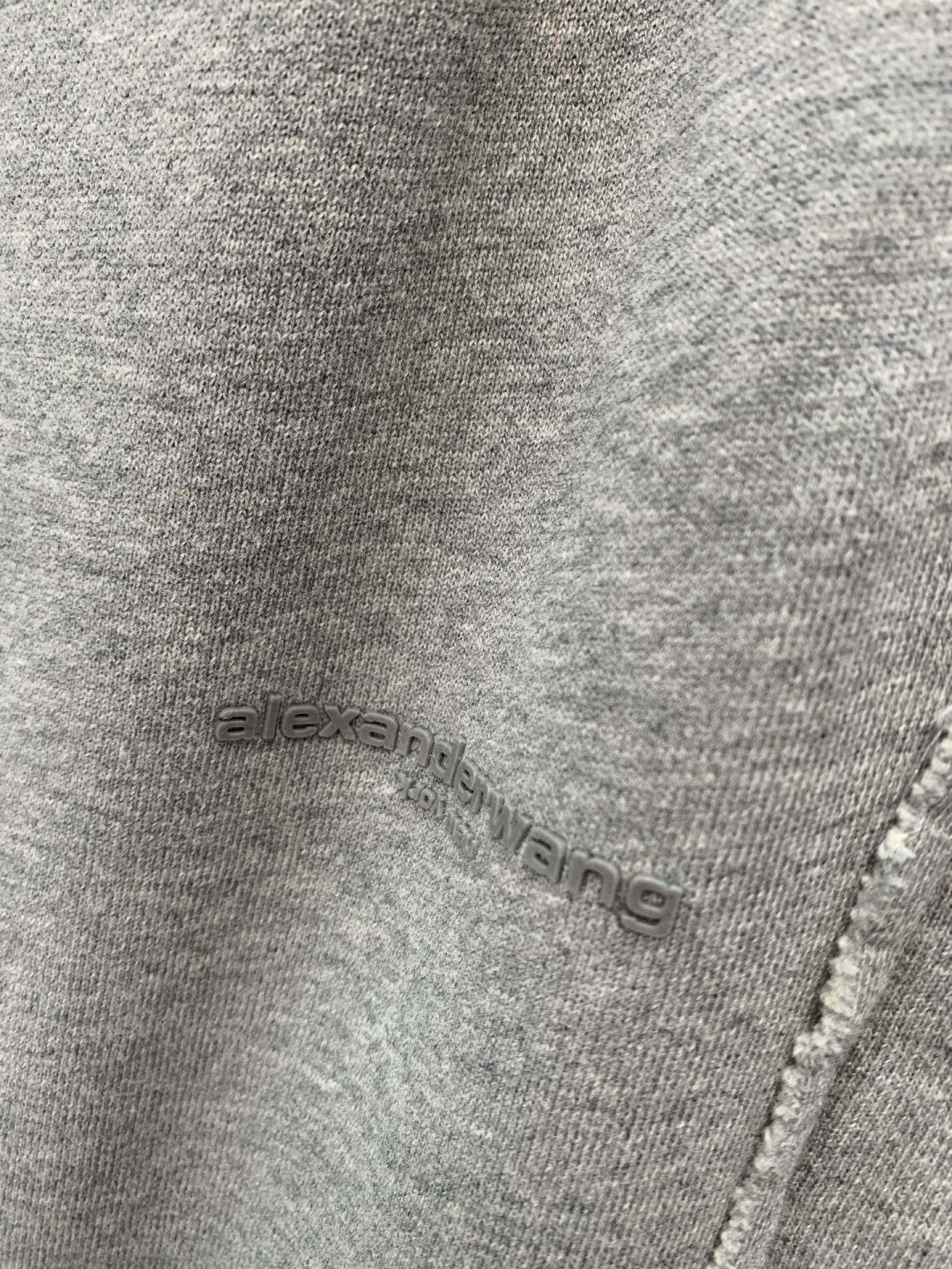 2025春夏柜台同步销售，这款亚历山大王直筒休闲运动卫裤，完美融合了时尚与舒适，是日常穿搭的理想选择，采