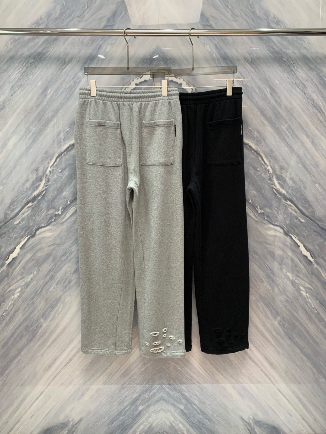 2025春夏柜台同步销售，这款亚历山大王直筒休闲运动卫裤，完美融合了时尚与舒适，是日常穿搭的理想选择，采