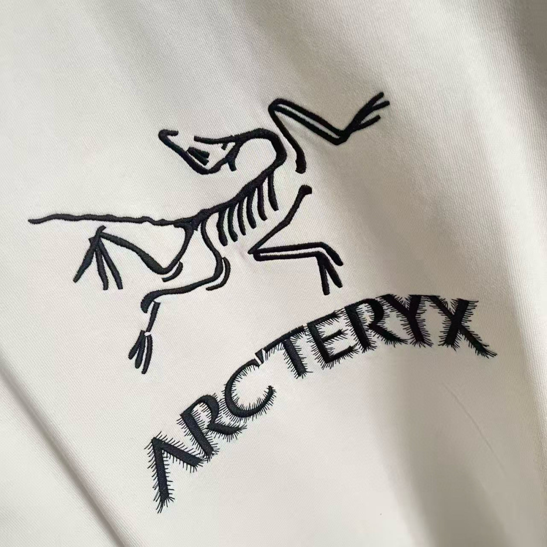 ARC'TERYX小鸟*2025秋冬新款 个性logo绣花 定制面料400g 圆领卫衣 男女同款尺码：S