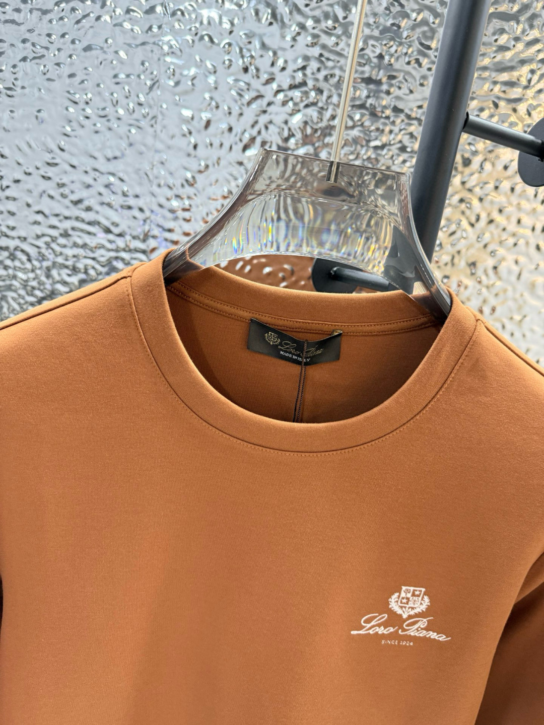 LoroPiana2025秋冬新品刺绣徽标长袖打底T恤；这款Tremezzo T恤将经典魅力与现代闲适相