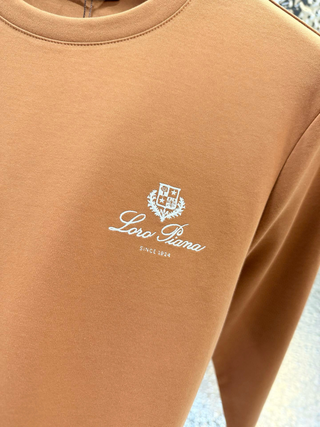 LoroPiana2025秋冬新品刺绣徽标长袖打底T恤；这款Tremezzo T恤将经典魅力与现代闲适相