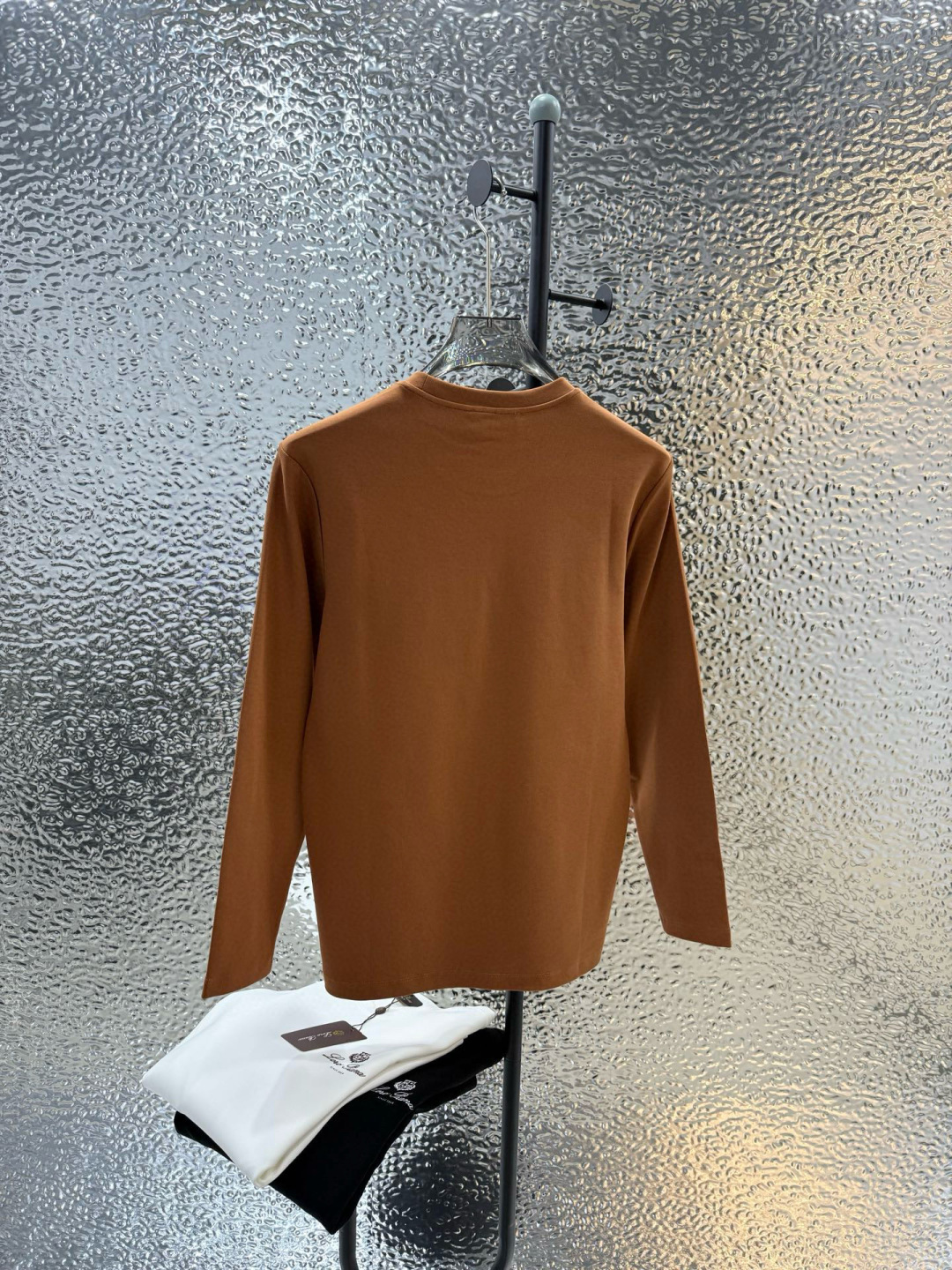 LoroPiana2025秋冬新品刺绣徽标长袖打底T恤；这款Tremezzo T恤将经典魅力与现代闲适相