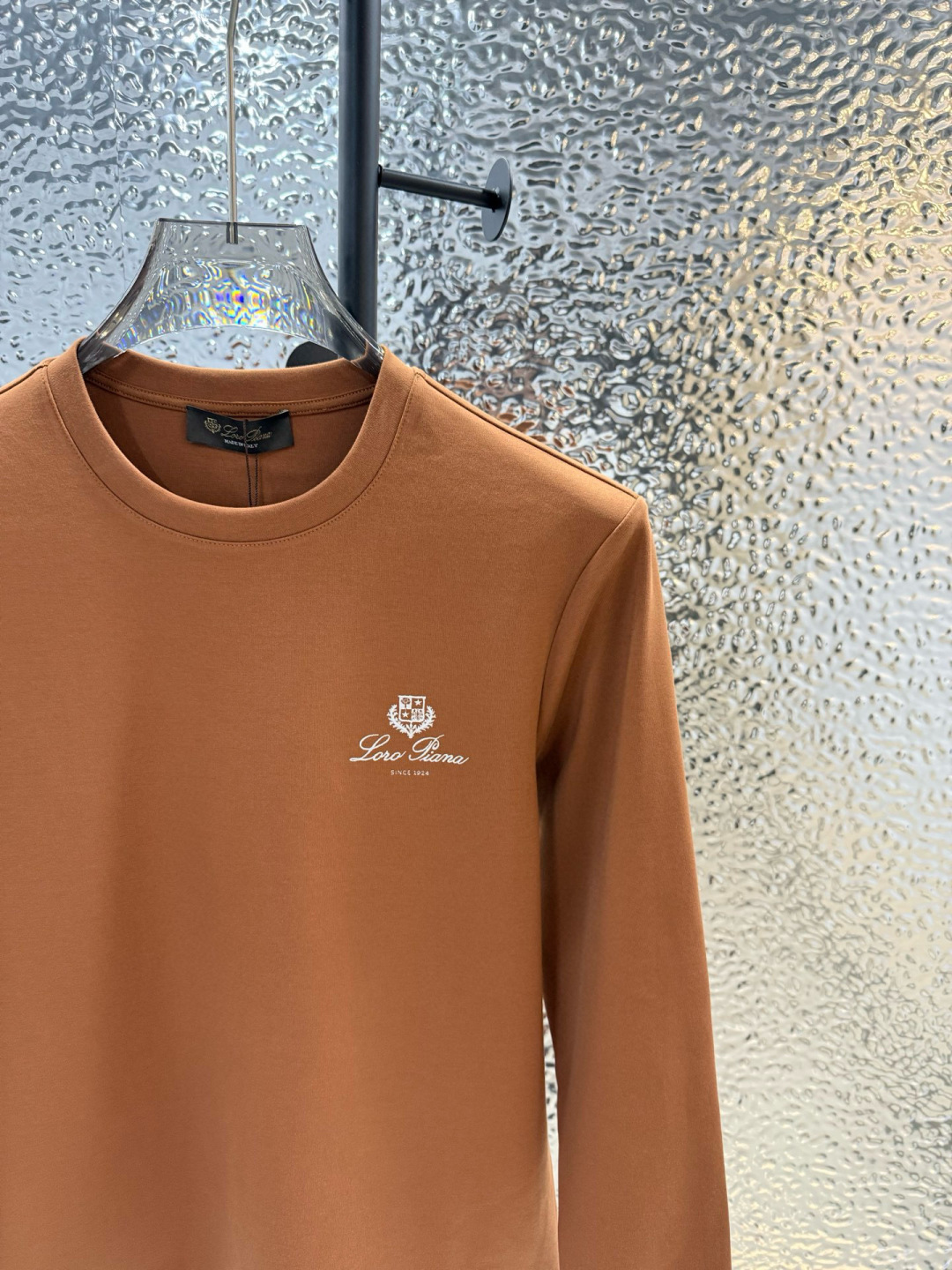 LoroPiana2025秋冬新品刺绣徽标长袖打底T恤；这款Tremezzo T恤将经典魅力与现代闲适相