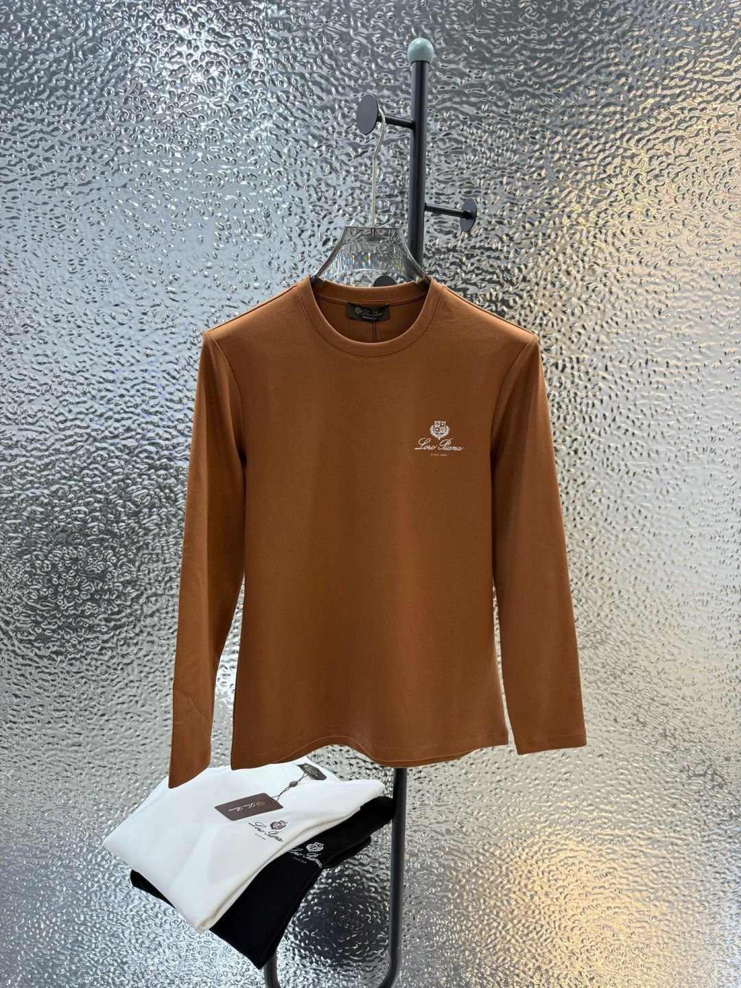 LoroPiana2025秋冬新品刺绣徽标长袖打底T恤；这款Tremezzo T恤将经典魅力与现代闲适相
