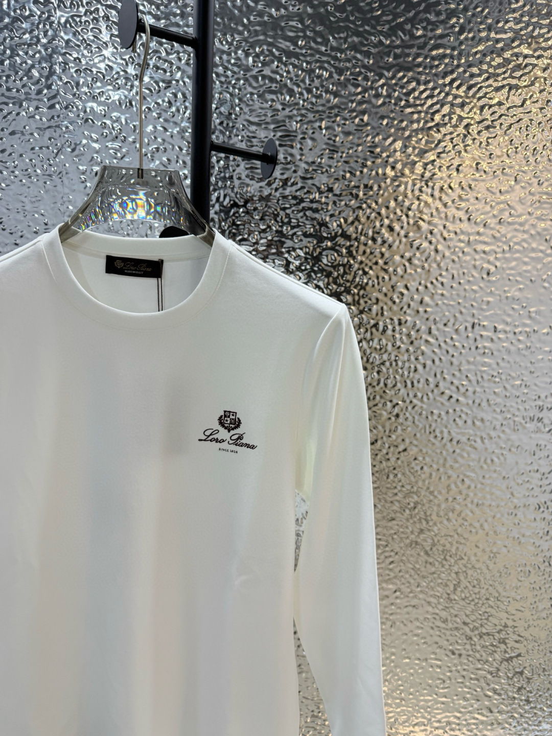 LoroPiana2025秋冬新品刺绣徽标长袖打底T恤；这款Tremezzo T恤将经典魅力与现代闲适相