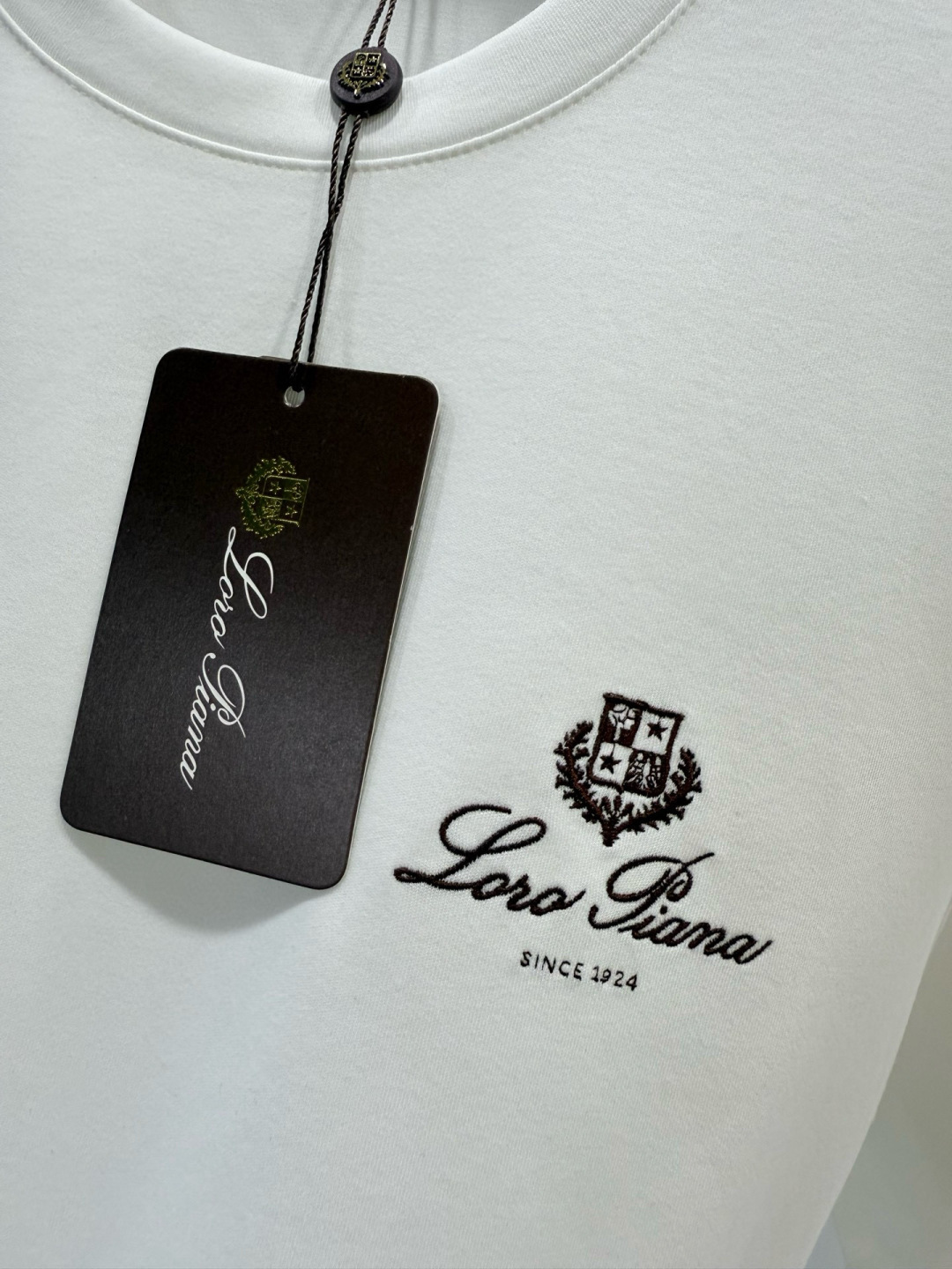 LoroPiana2025秋冬新品刺绣徽标长袖打底T恤；这款Tremezzo T恤将经典魅力与现代闲适相