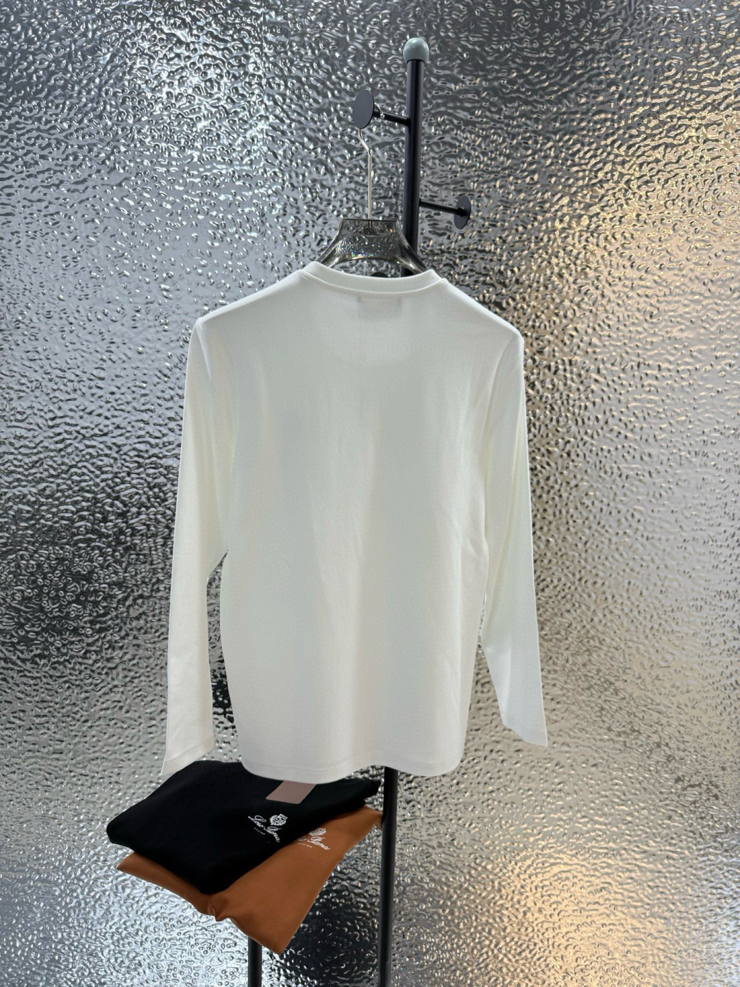 LoroPiana2025秋冬新品刺绣徽标长袖打底T恤；这款Tremezzo T恤将经典魅力与现代闲适相