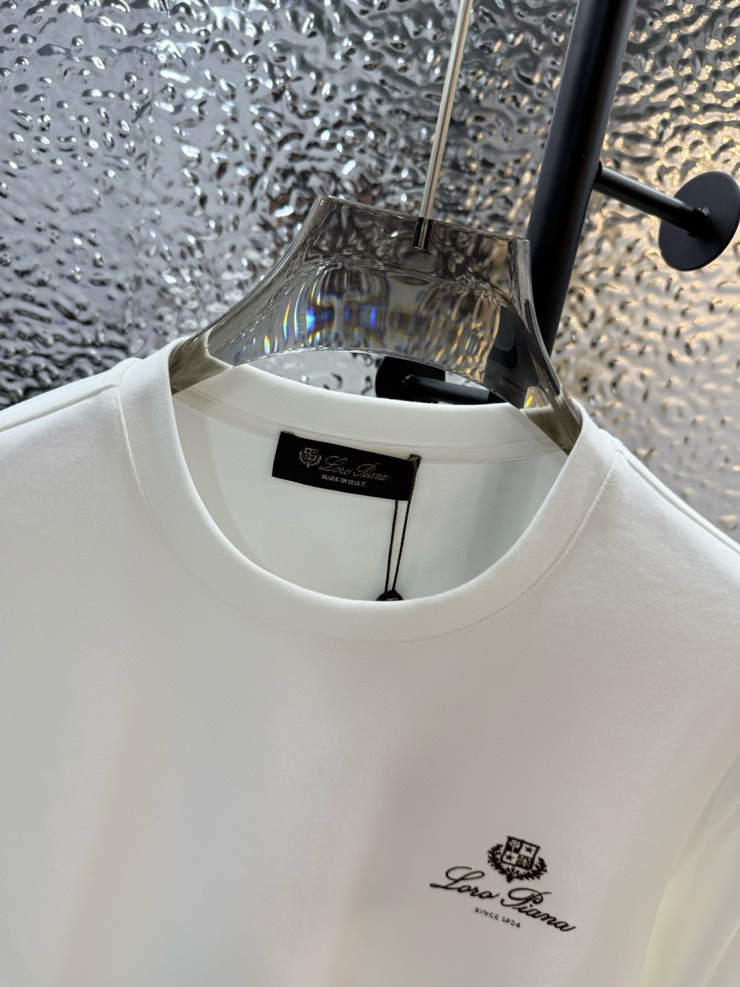 LoroPiana2025秋冬新品刺绣徽标长袖打底T恤；这款Tremezzo T恤将经典魅力与现代闲适相