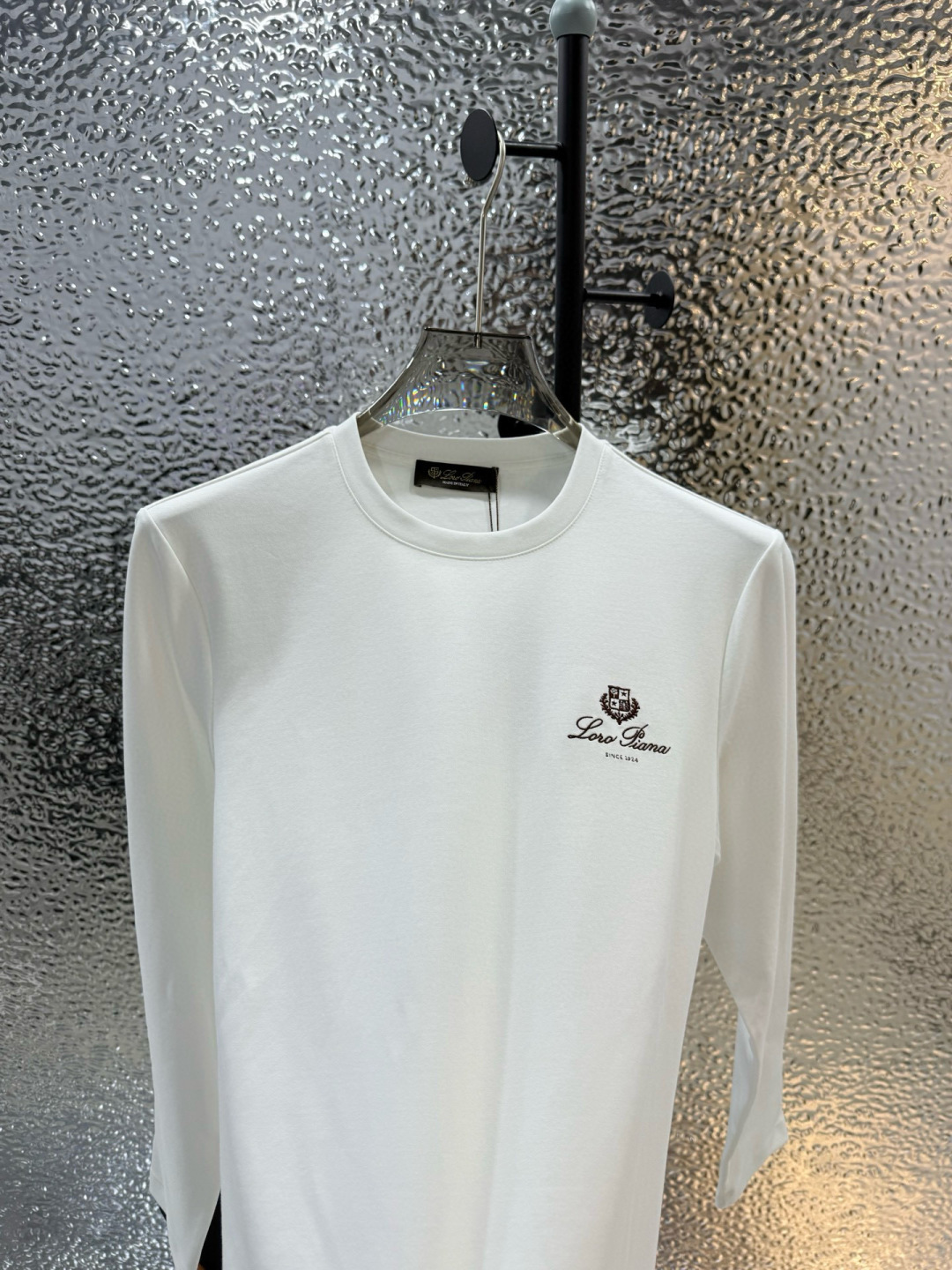 LoroPiana2025秋冬新品刺绣徽标长袖打底T恤；这款Tremezzo T恤将经典魅力与现代闲适相