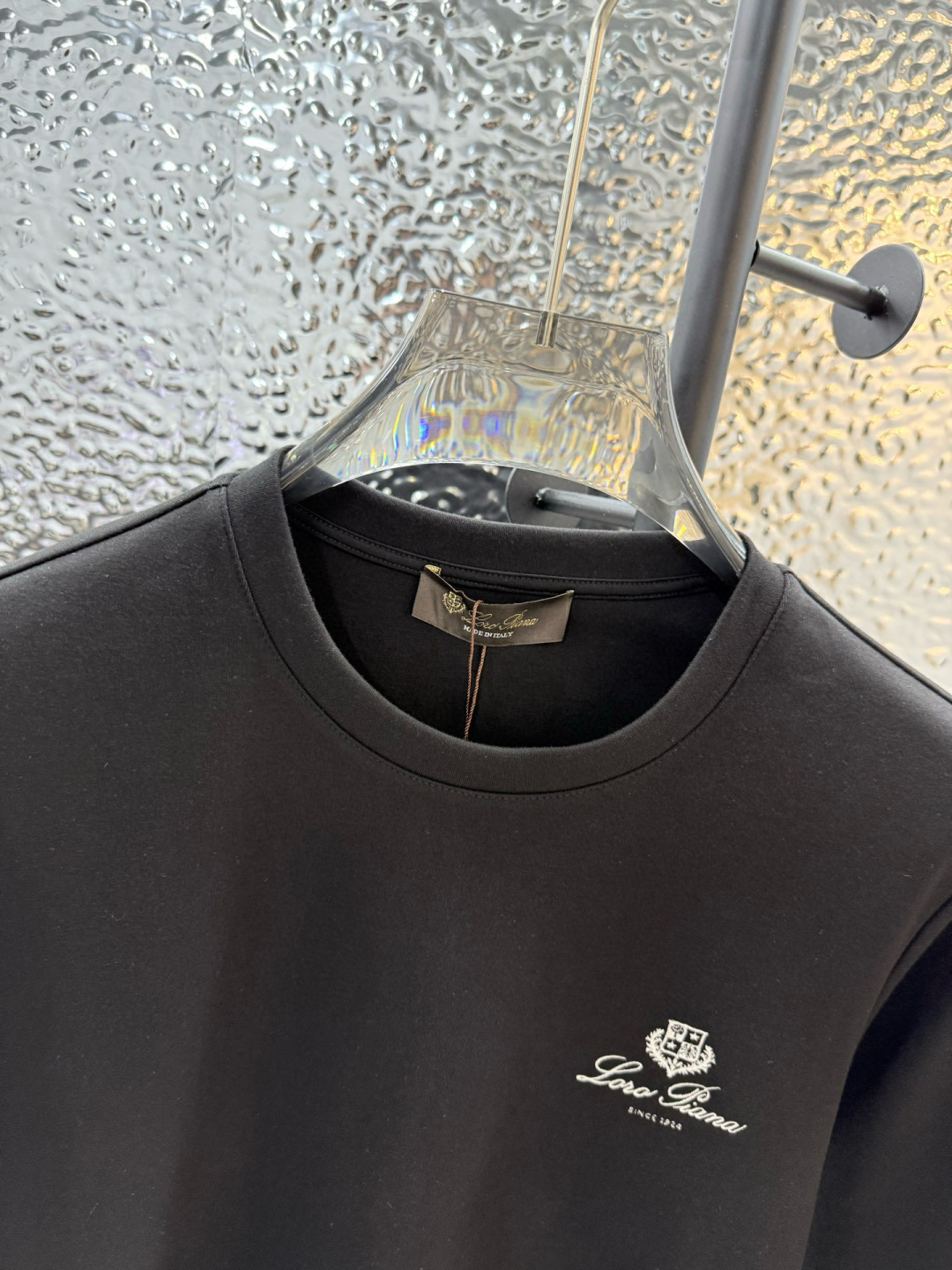 LoroPiana2025秋冬新品刺绣徽标长袖打底T恤；这款Tremezzo T恤将经典魅力与现代闲适相