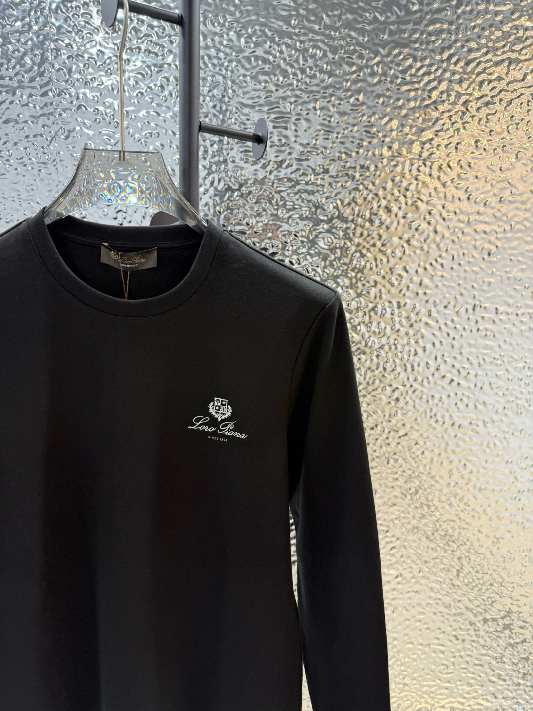 LoroPiana2025秋冬新品刺绣徽标长袖打底T恤；这款Tremezzo T恤将经典魅力与现代闲适相