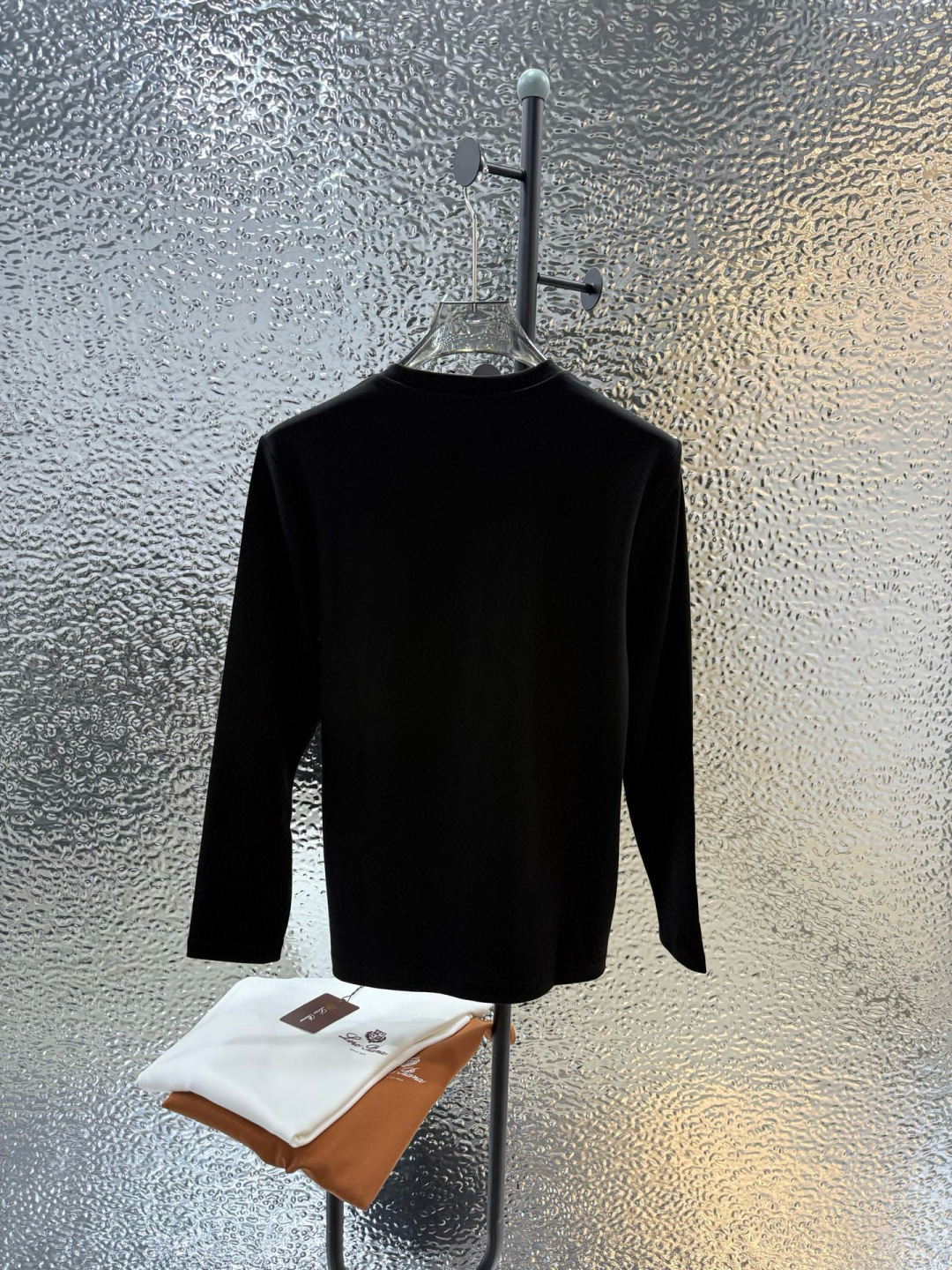 LoroPiana2025秋冬新品刺绣徽标长袖打底T恤；这款Tremezzo T恤将经典魅力与现代闲适相