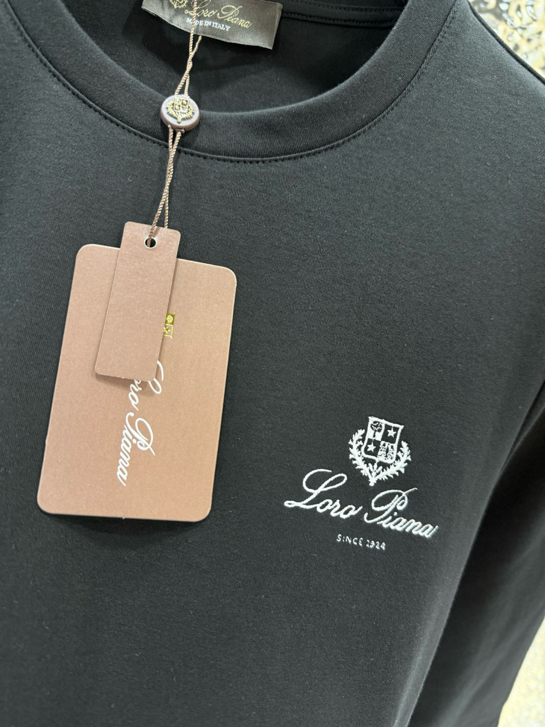 LoroPiana2025秋冬新品刺绣徽标长袖打底T恤；这款Tremezzo T恤将经典魅力与现代闲适相