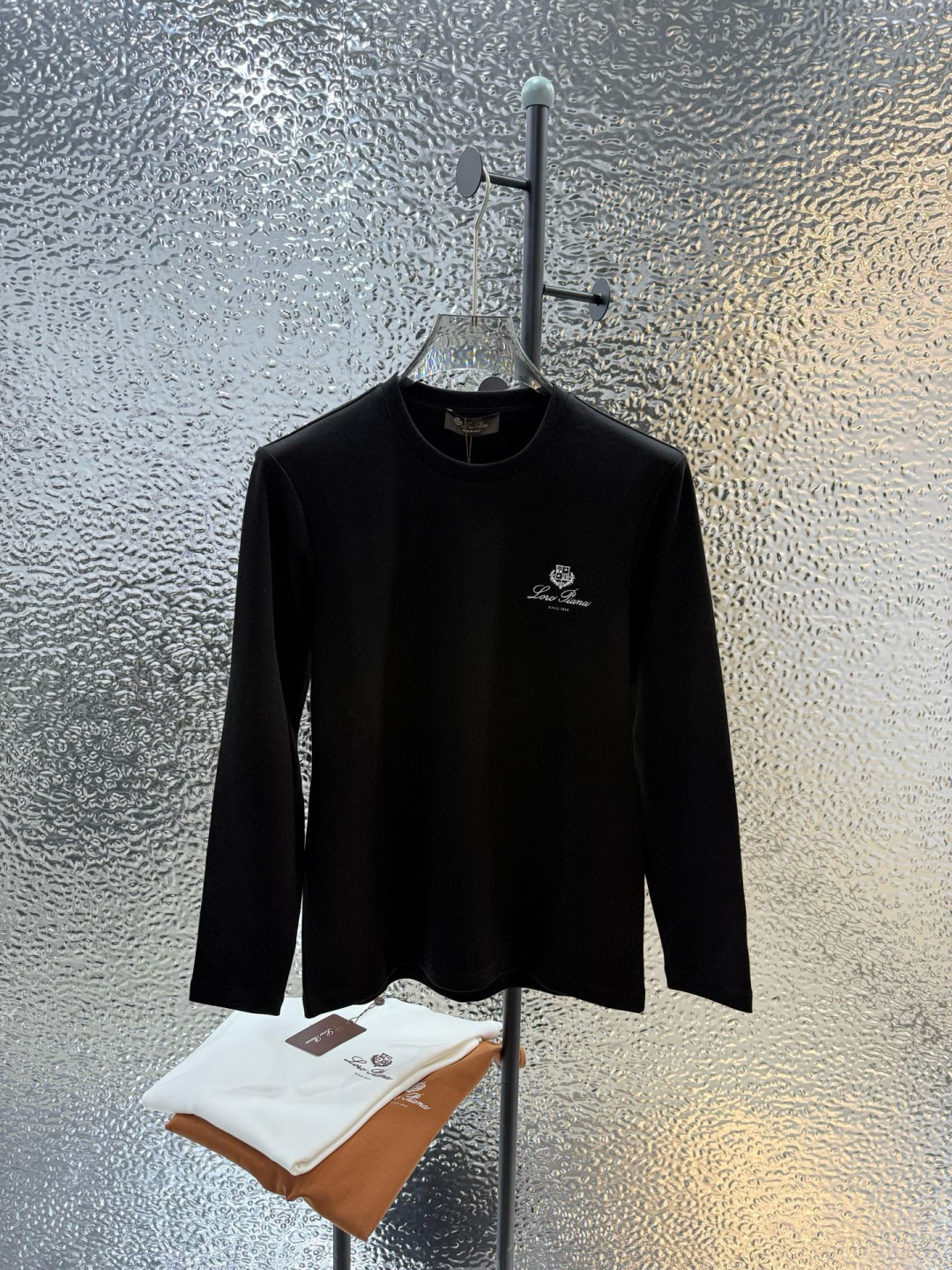 LoroPiana2025秋冬新品刺绣徽标长袖打底T恤；这款Tremezzo T恤将经典魅力与现代闲适相