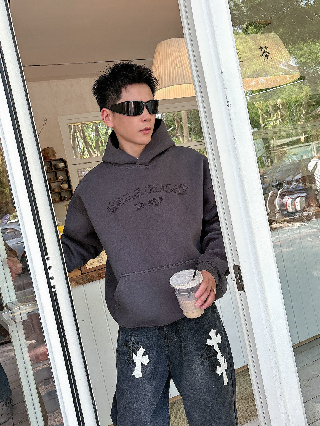 CH 克罗心 25秋冬新作带帽烧花卫衣精选双层复合卫衣面料，弹力舒柔化合，多重水洗预缩处理，轻松应对秋冬