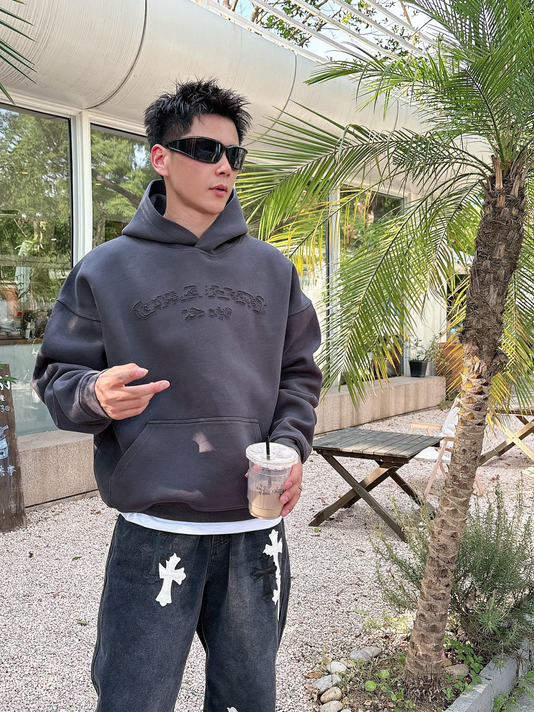 CH 克罗心 25秋冬新作带帽烧花卫衣精选双层复合卫衣面料，弹力舒柔化合，多重水洗预缩处理，轻松应对秋冬