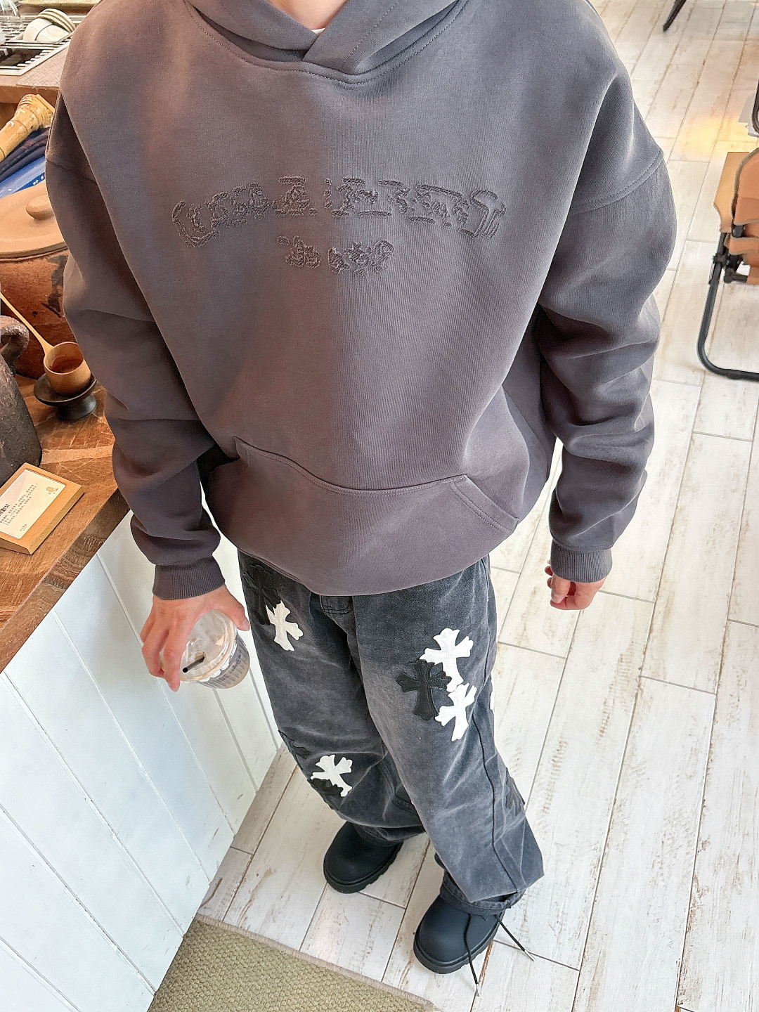 CH 克罗心 25秋冬新作带帽烧花卫衣精选双层复合卫衣面料，弹力舒柔化合，多重水洗预缩处理，轻松应对秋冬