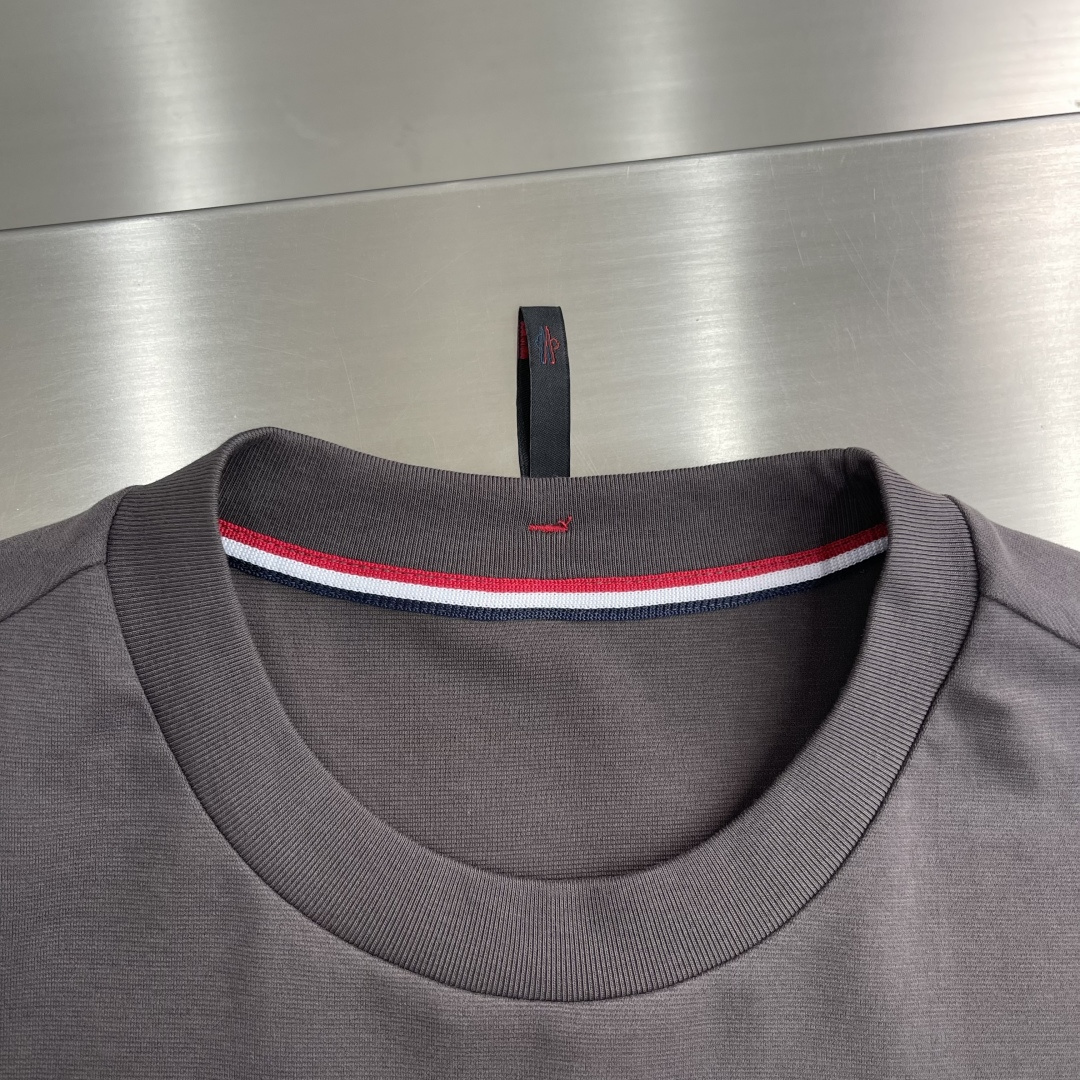 mon 2025秋冬系列打底长袖T恤码数：M-5XL 微阔长袖T潮流罗马磨毛。面料表面刷毛做磨毛工艺与特