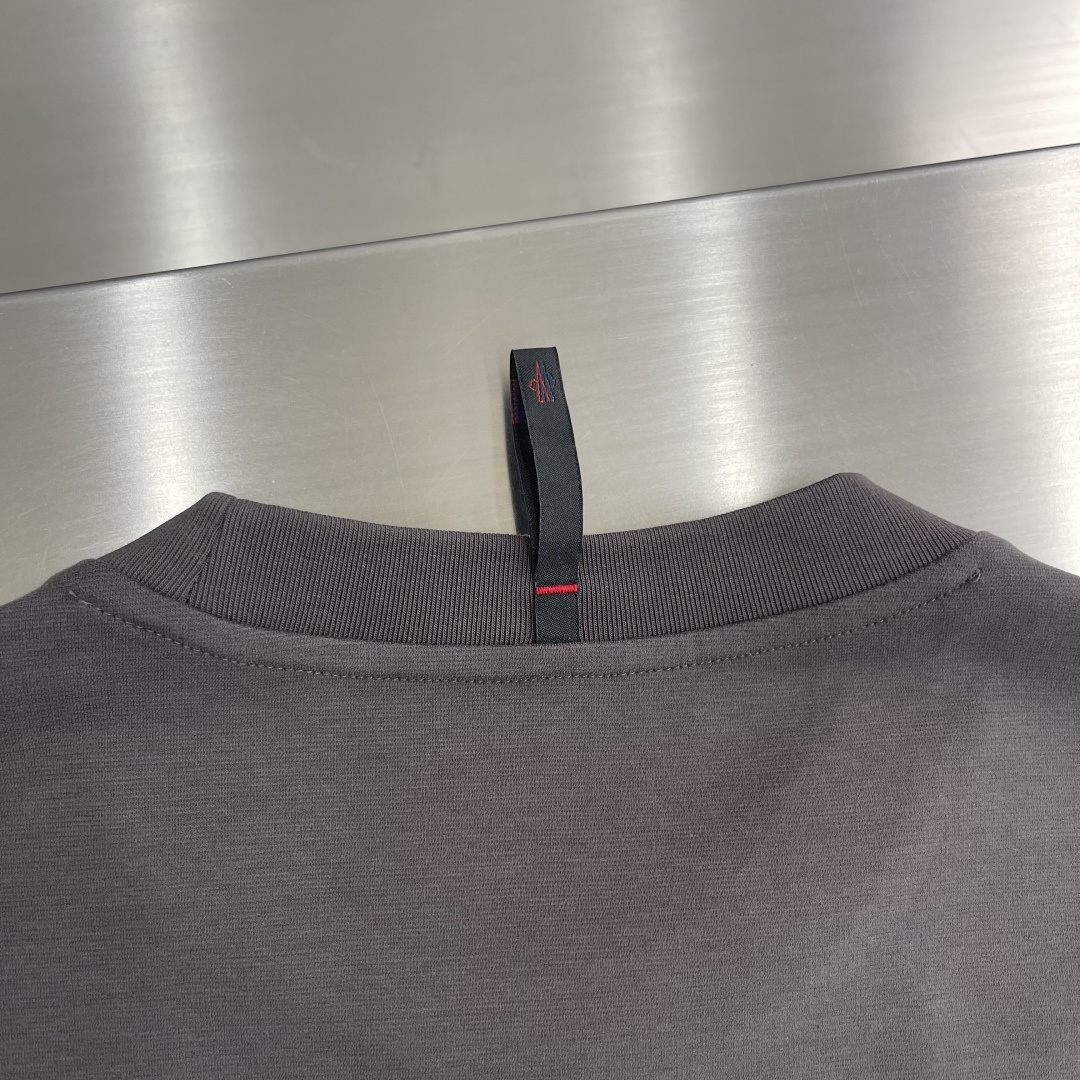 mon 2025秋冬系列打底长袖T恤码数：M-5XL 微阔长袖T潮流罗马磨毛。面料表面刷毛做磨毛工艺与特