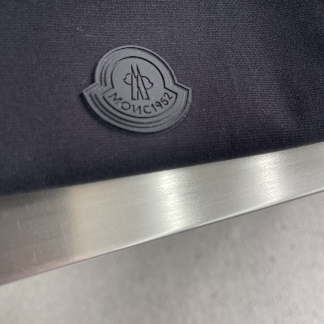 mon 2025秋冬系列打底长袖T恤码数：M-5XL 微阔长袖T潮流罗马磨毛。面料表面刷毛做磨毛工艺与特