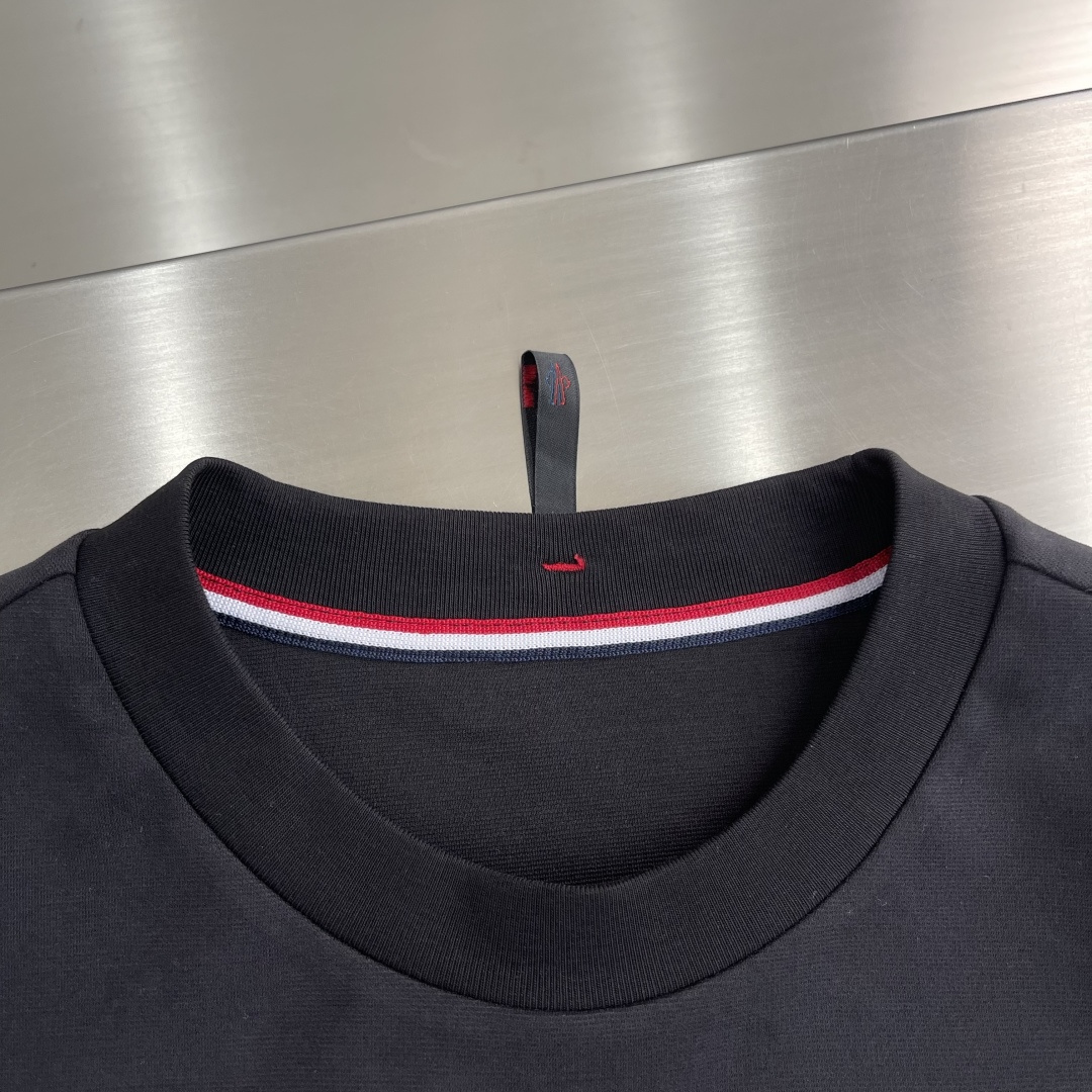 mon 2025秋冬系列打底长袖T恤码数：M-5XL 微阔长袖T潮流罗马磨毛。面料表面刷毛做磨毛工艺与特