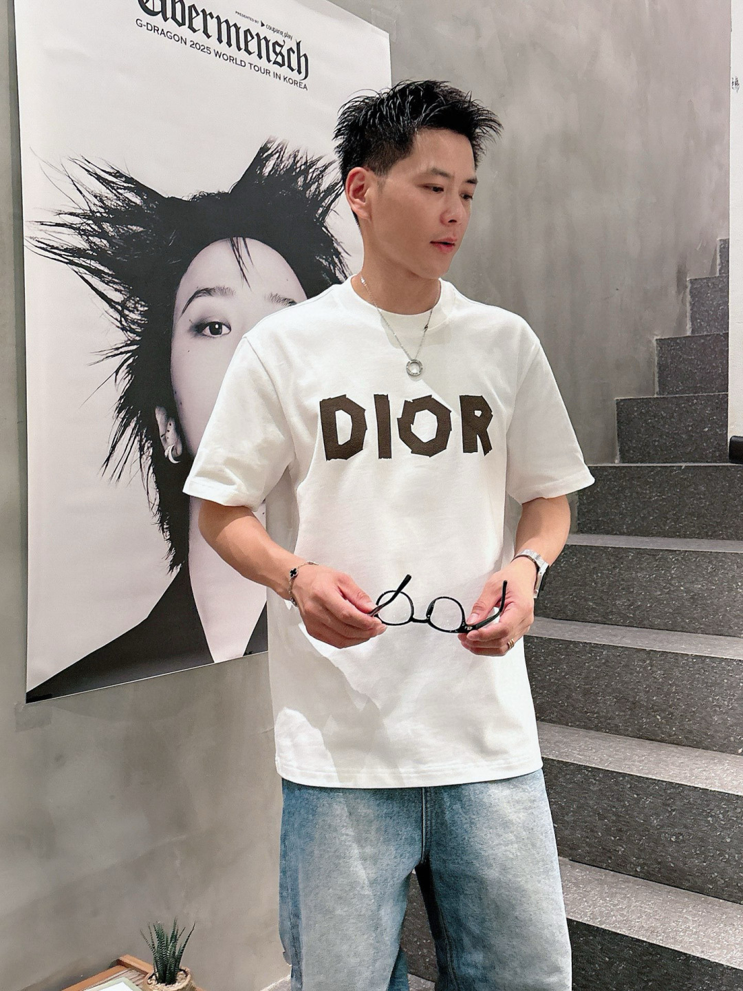 J910121.颜色：黑色 白色 咖色2.微阔短袖T M-5XL 3.绒感双纱面料。面料表面食毛做磨毛工