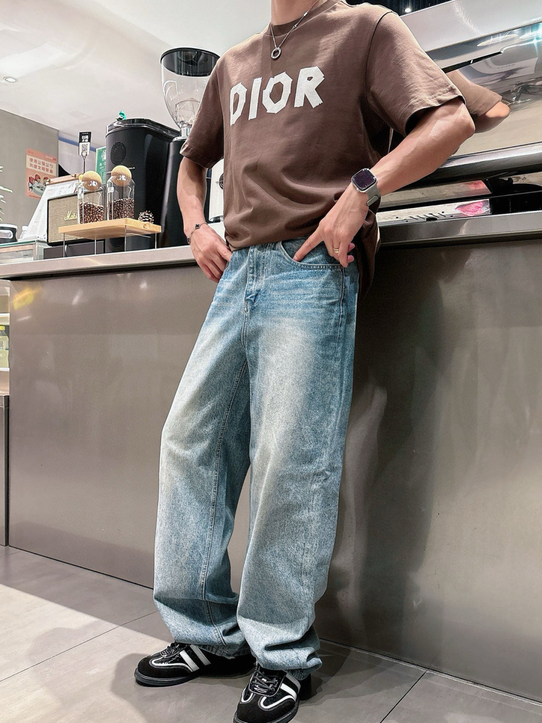 J910121.颜色：黑色 白色 咖色2.微阔短袖T M-5XL 3.绒感双纱面料。面料表面食毛做磨毛工