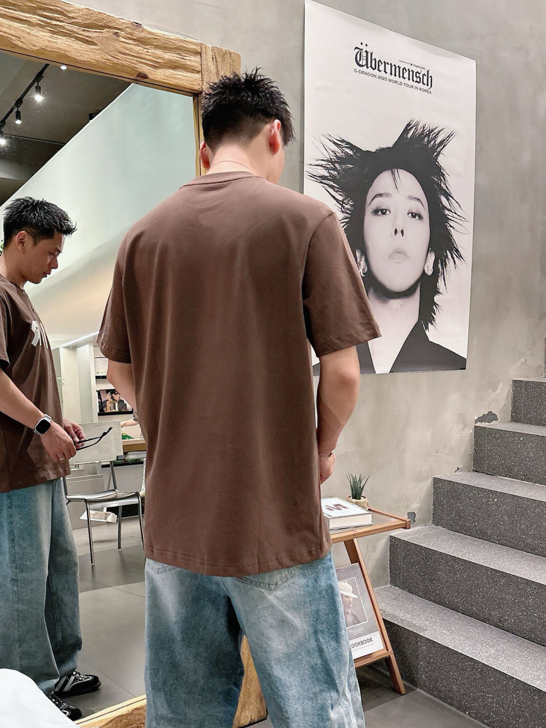 J910121.颜色：黑色 白色 咖色2.微阔短袖T M-5XL 3.绒感双纱面料。面料表面食毛做磨毛工