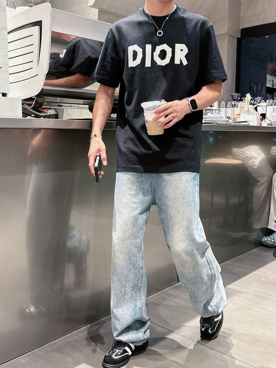 J910121.颜色：黑色 白色 咖色2.微阔短袖T M-5XL 3.绒感双纱面料。面料表面食毛做磨毛工