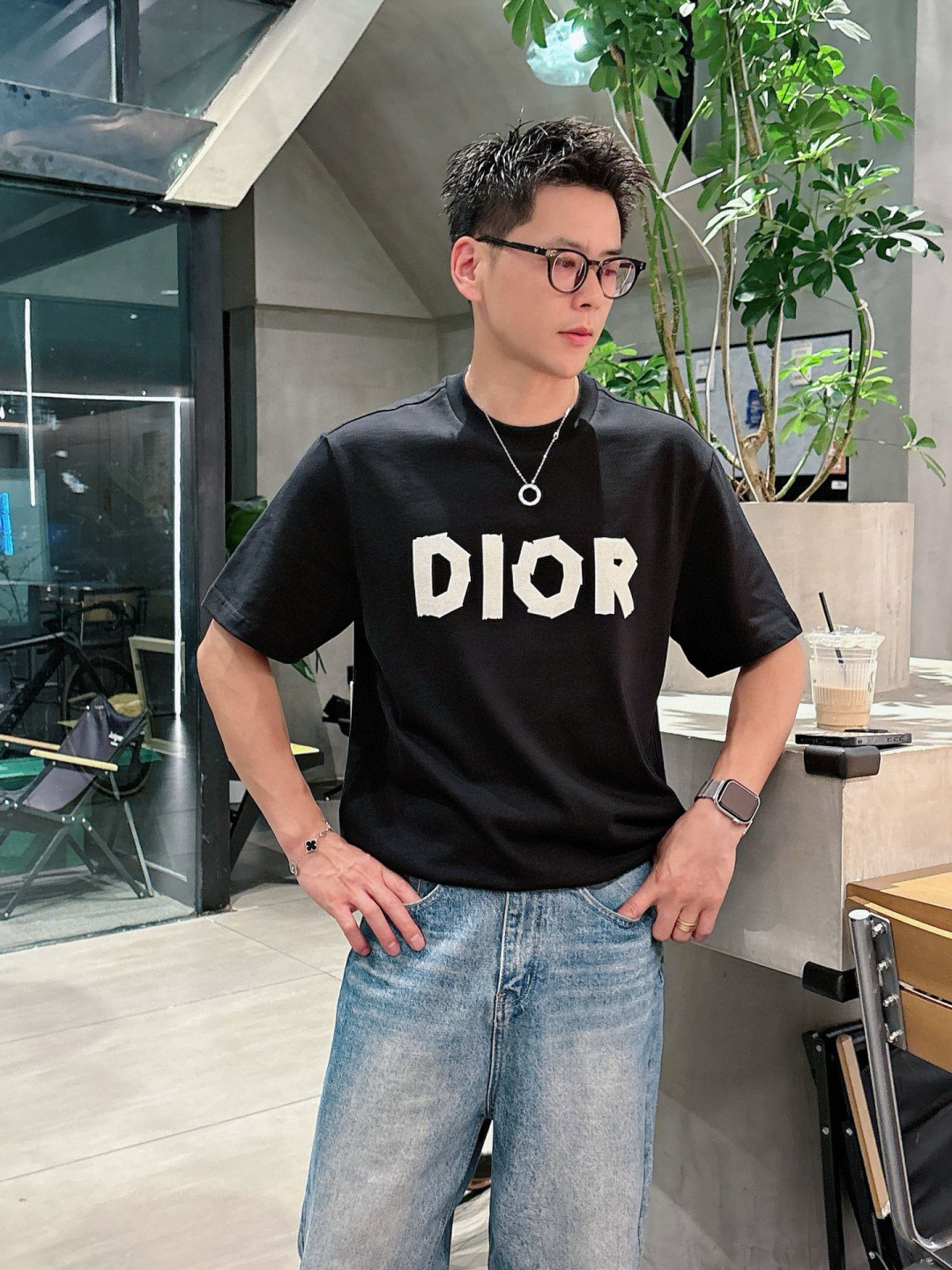 J910121.颜色：黑色 白色 咖色2.微阔短袖T M-5XL 3.绒感双纱面料。面料表面食毛做磨毛工