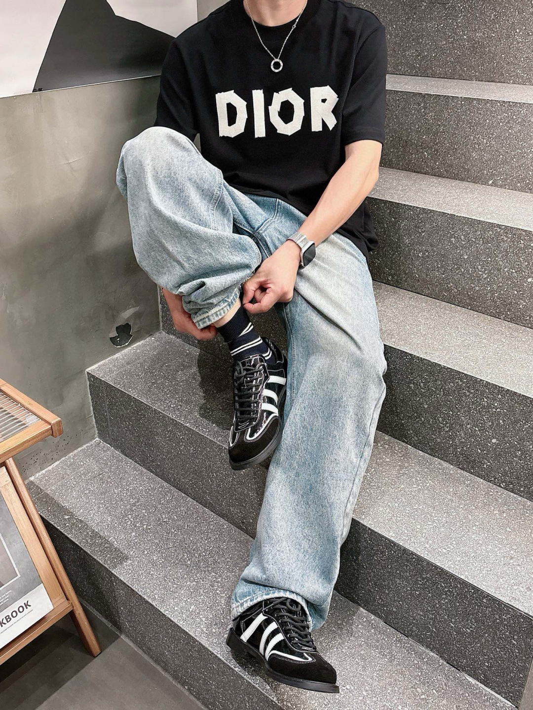 J910121.颜色：黑色 白色 咖色2.微阔短袖T M-5XL 3.绒感双纱面料。面料表面食毛做磨毛工