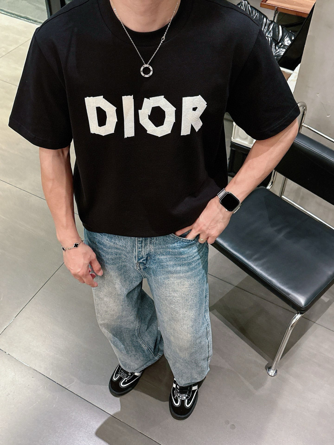 J910121.颜色：黑色 白色 咖色2.微阔短袖T M-5XL 3.绒感双纱面料。面料表面食毛做磨毛工