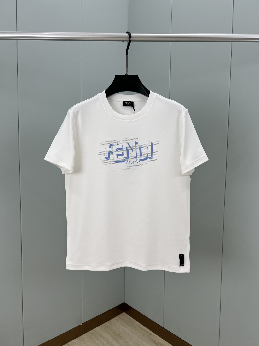 Fendi.芬迪 25秋冬新品3D字母印花标识加厚面料短袖T恤，演绎早秋风格品牌标识，采用300克重兰精