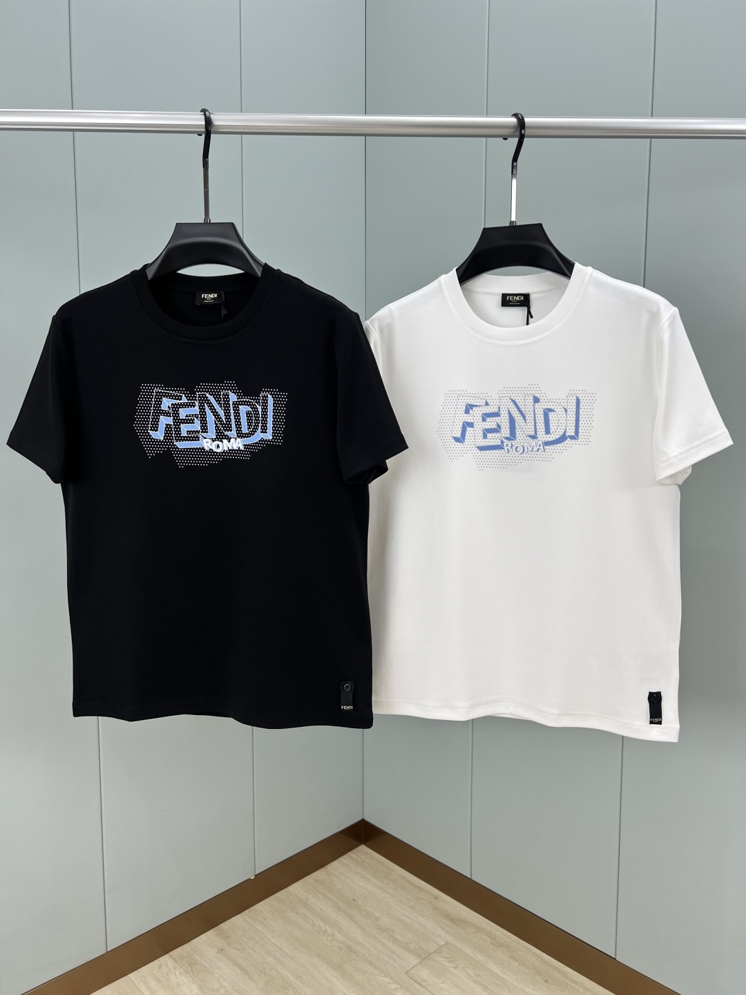 Fendi.芬迪 25秋冬新品3D字母印花标识加厚面料短袖T恤，演绎早秋风格品牌标识，采用300克重兰精