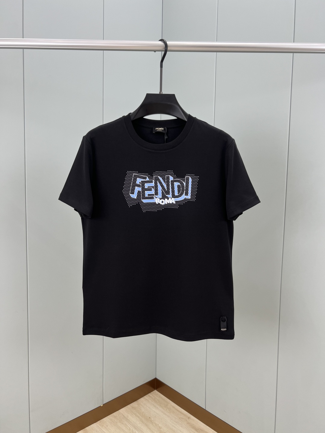 Fendi.芬迪 25秋冬新品3D字母印花标识加厚面料短袖T恤，演绎早秋风格品牌标识，采用300克重兰精