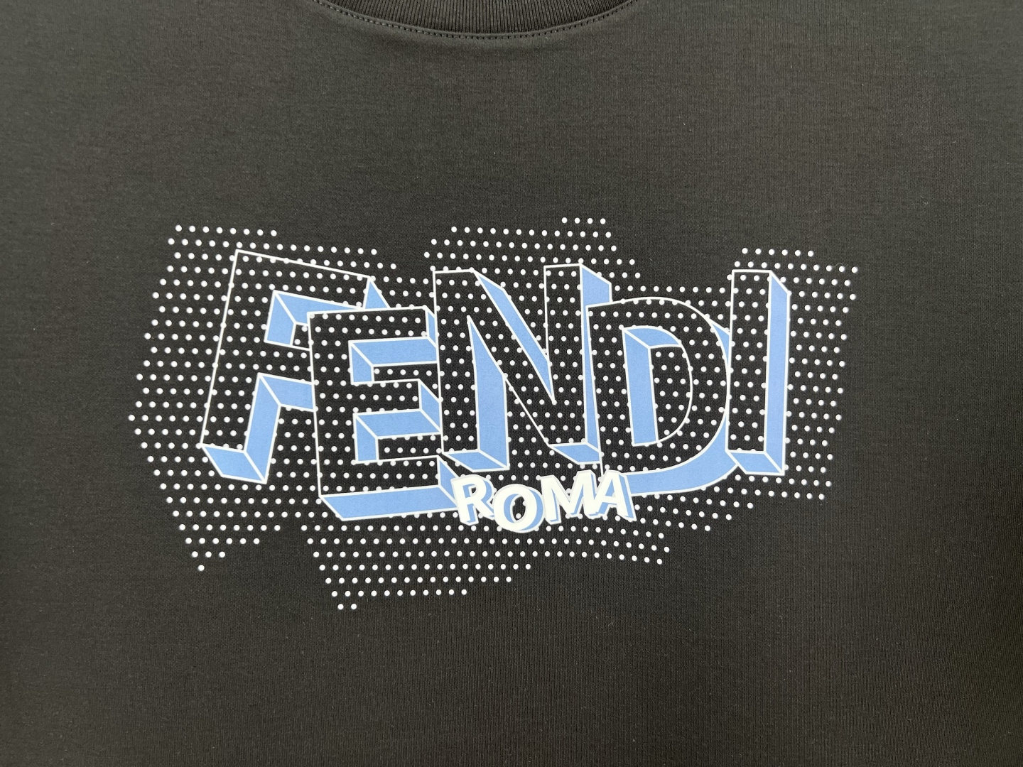 Fendi.芬迪 25秋冬新品3D字母印花标识加厚面料短袖T恤，演绎早秋风格品牌标识，采用300克重兰精