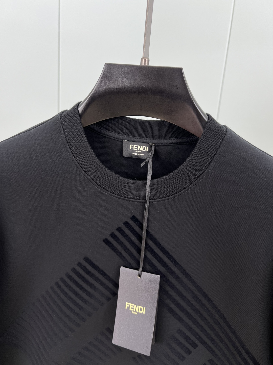 Fendi.芬迪 25秋冬新品植绒FF标识针织圆领卫衣，正面植绒印花点缀焕新品牌标识设计，创意重释品牌标