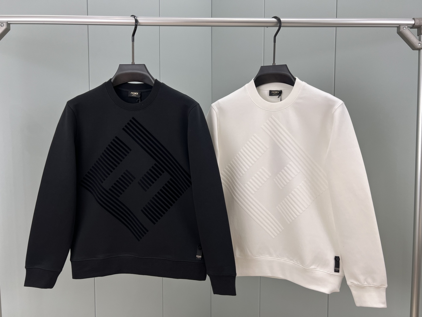 Fendi.芬迪 25秋冬新品植绒FF标识针织圆领卫衣，正面植绒印花点缀焕新品牌标识设计，创意重释品牌标